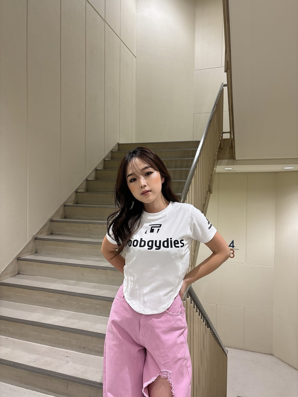 ホワイト系のサンダル、ピンク系のデニムパンツ、ホワイト系のTシャツ/カットソーを着用したレディースの夏コーディネートの5枚目の写真