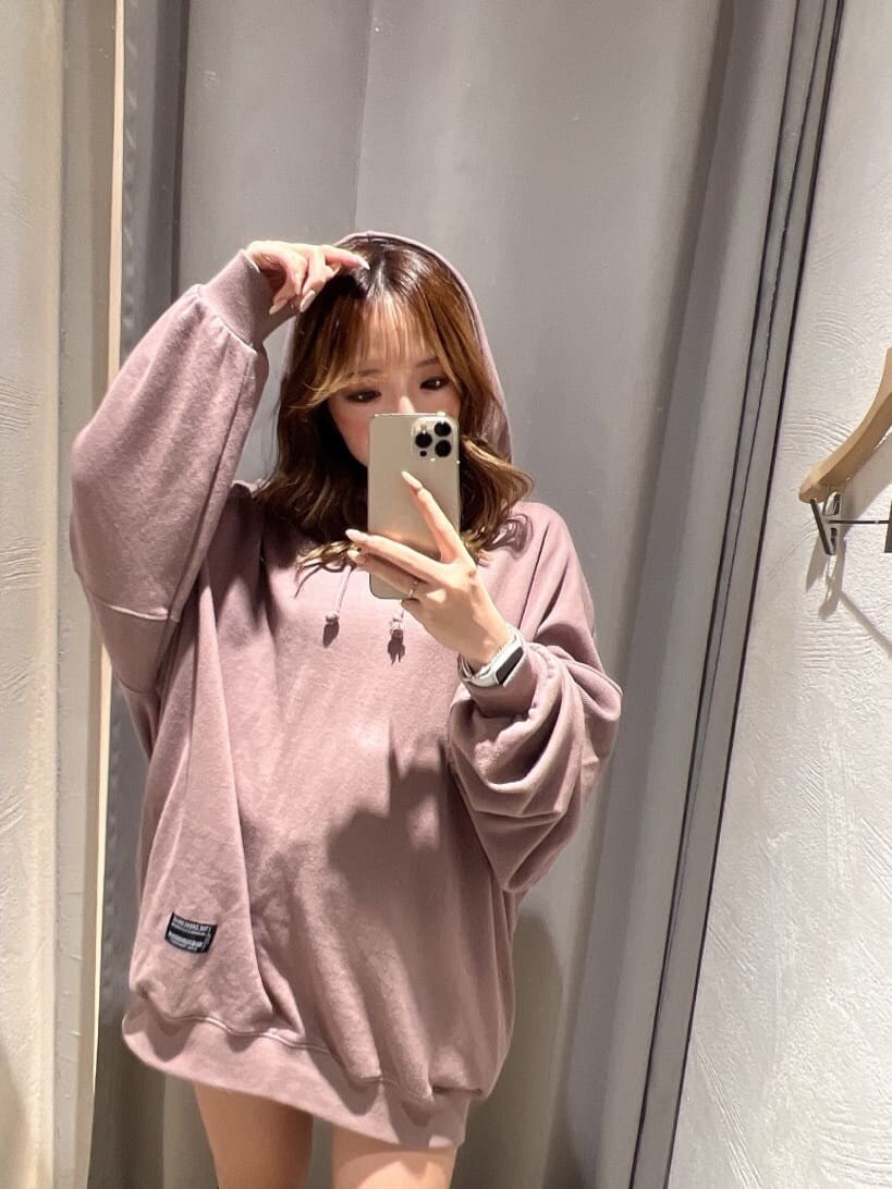 ブラック系のブーツ、ピンク系のパーカーを着用したレディースの秋コーディネートの6枚目の写真