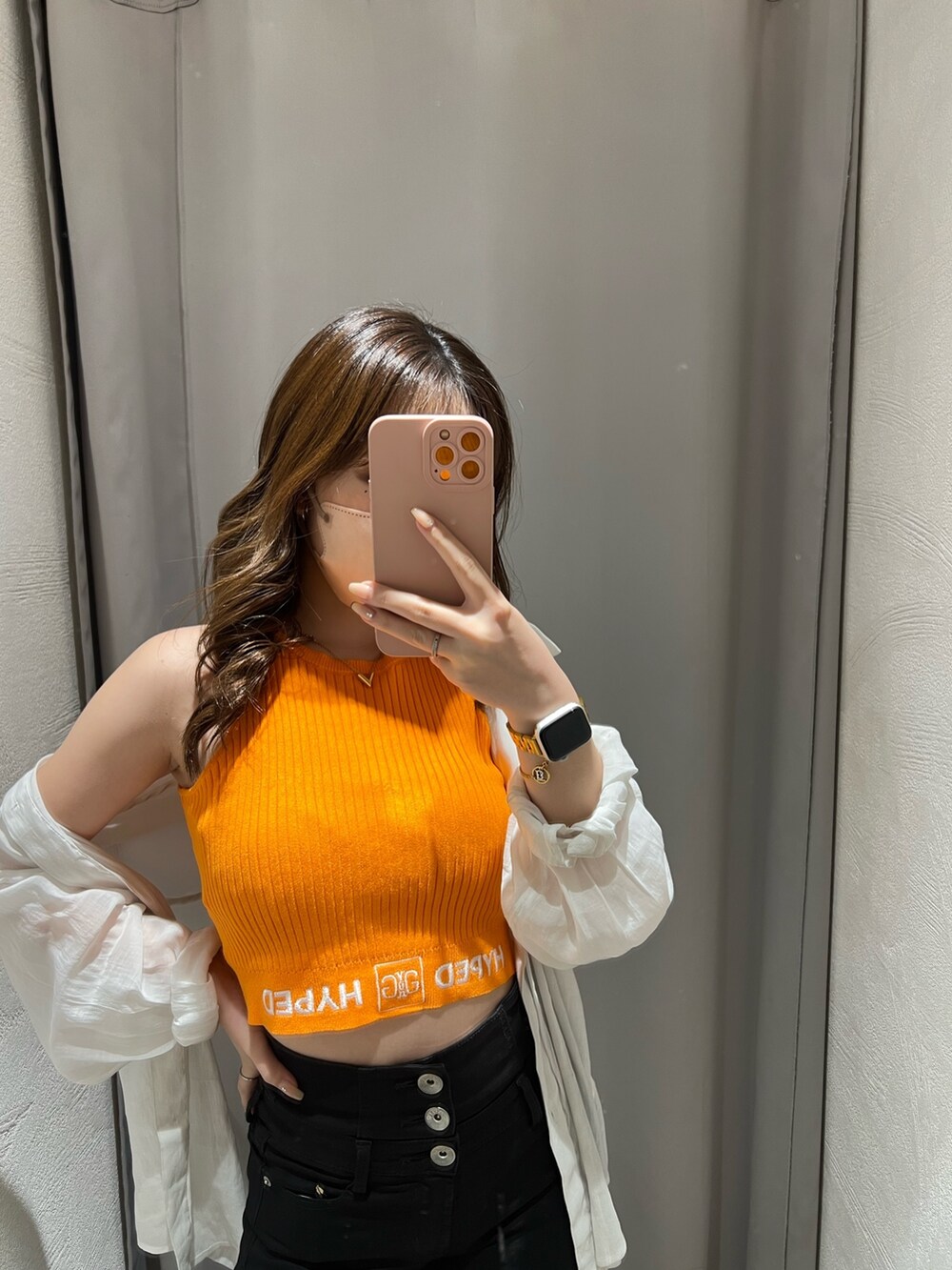 ホワイト系のサンダル、ブラック系のデニムパンツ、オレンジ系のニット/セーターを着用したレディースの春コーディネートの4枚目の写真