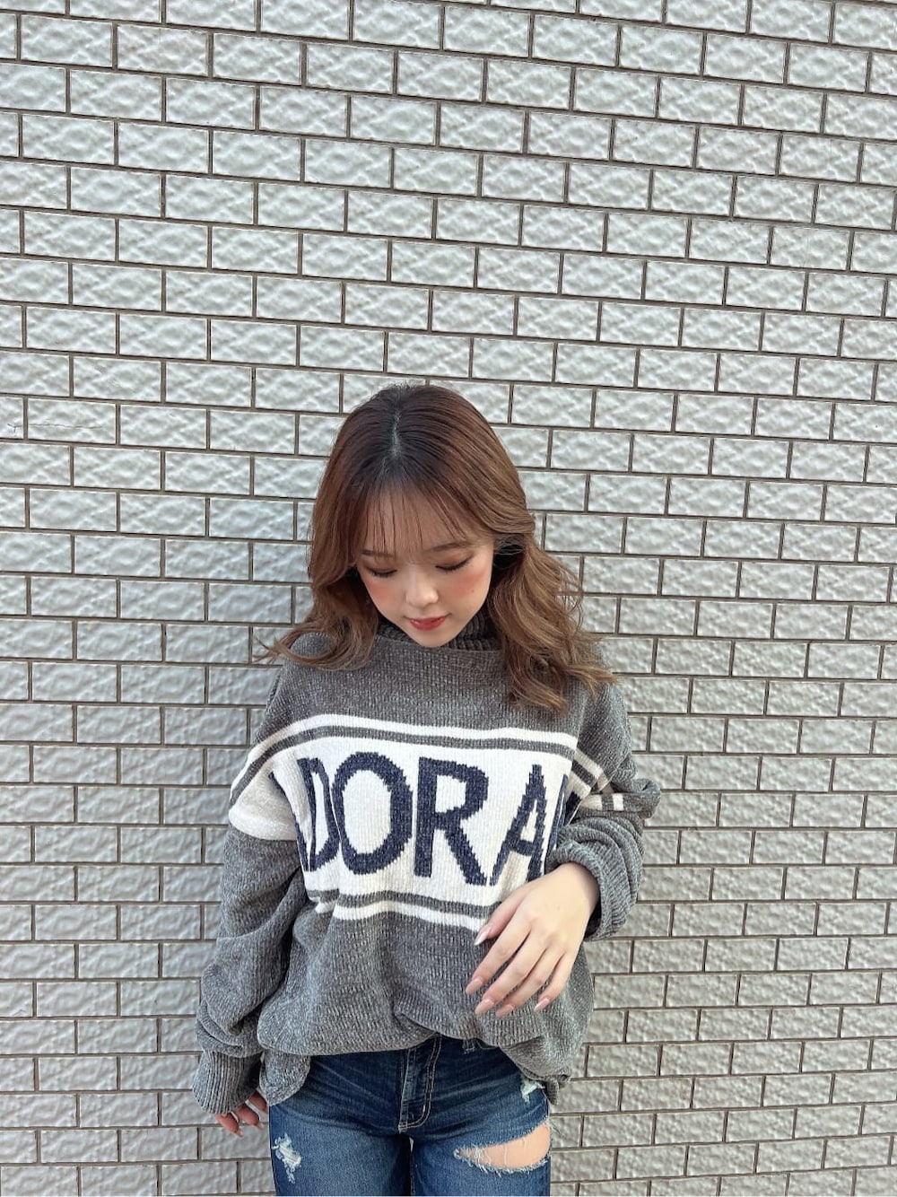 ブルー系のデニムパンツ、ブルー系のデニムパンツ、ブラック系のブーツを着用したレディースの秋コーディネートの4枚目の写真