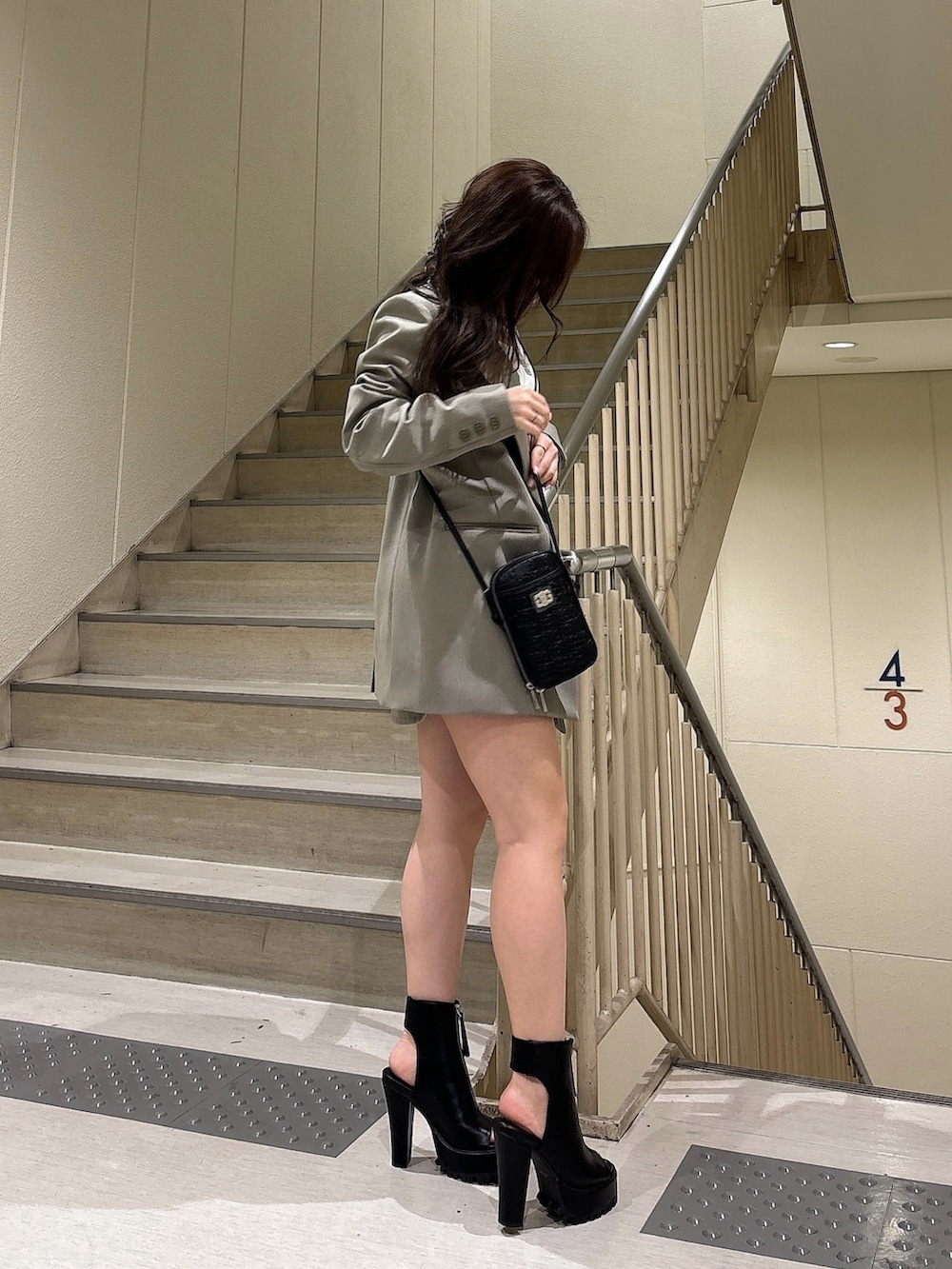 ホワイト系のTシャツ/カットソー、ベージュ系のテーラードジャケット、ベージュ系のスカートを着用したレディースの春コーディネートの3枚目の写真