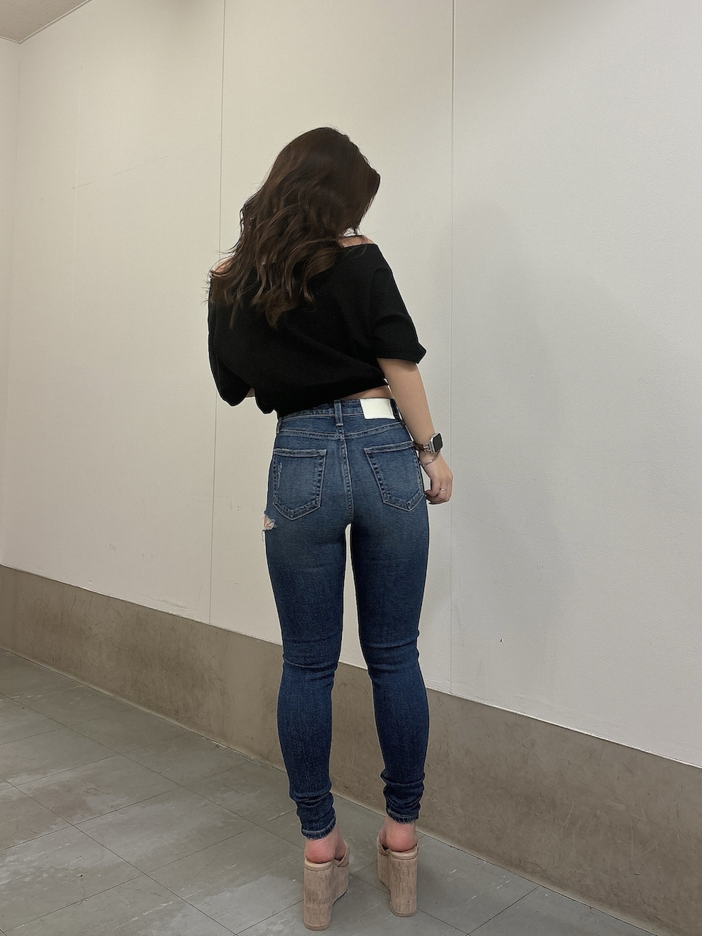 ブルー系のデニムパンツ、ホワイト系のサンダル、ブラック系のTシャツ/カットソーを着用したレディースの春コーディネートの3枚目の写真