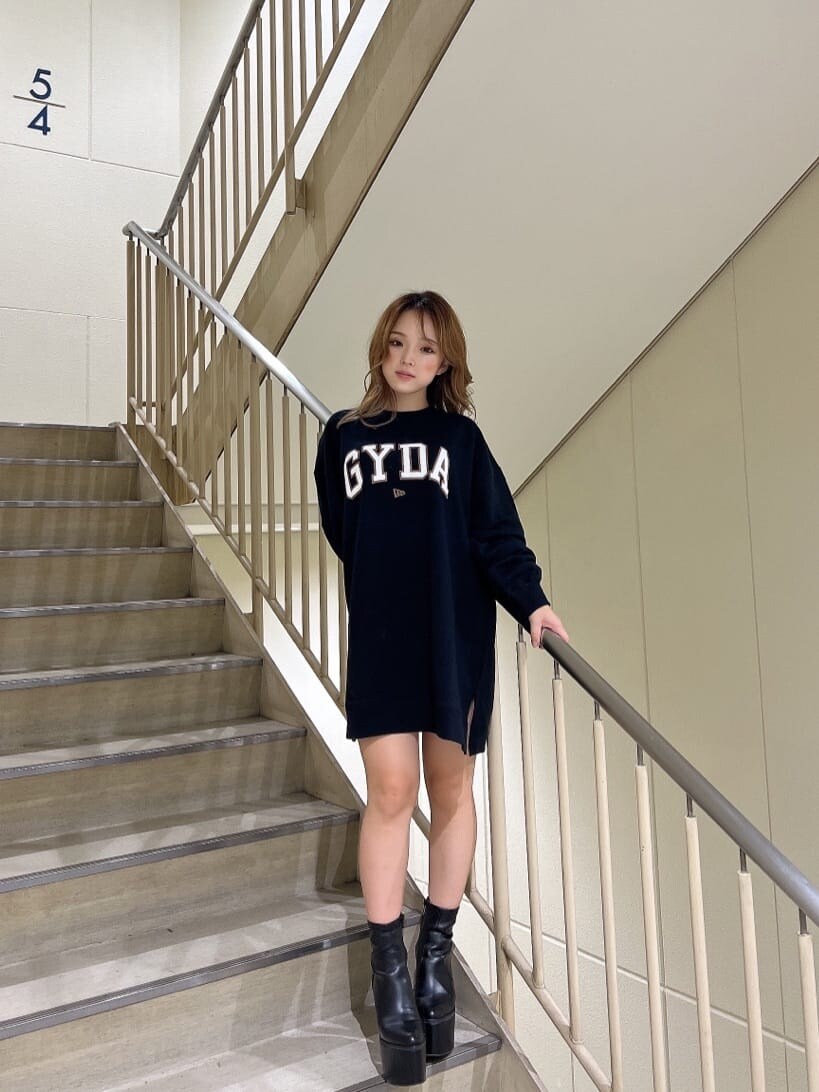 ブラック系のTシャツ/カットソー、ブルー系のデニムパンツ、ブラック系のブーツを着用したレディースの秋コーディネートの3枚目の写真