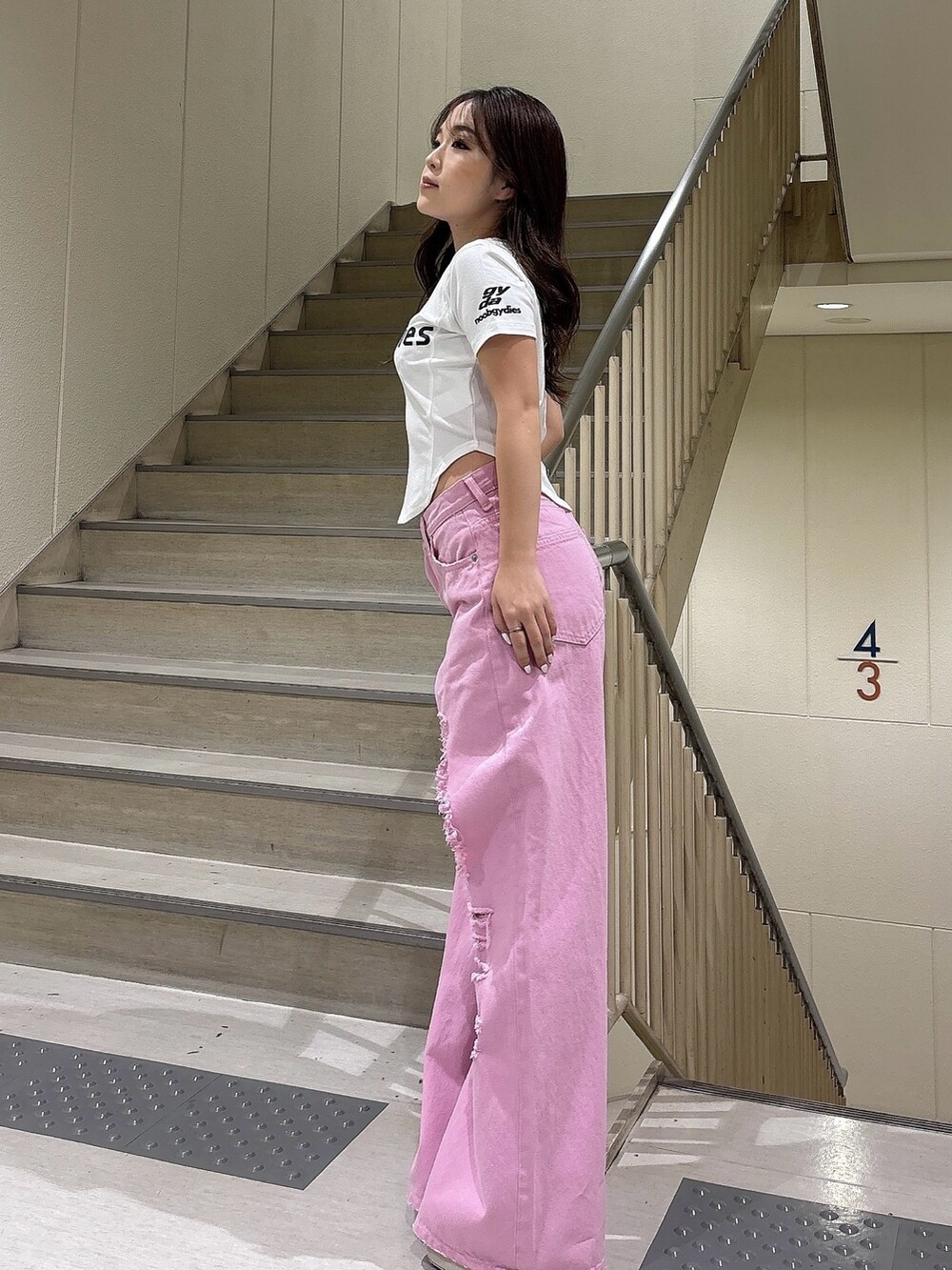 ホワイト系のサンダル、ピンク系のデニムパンツ、ホワイト系のTシャツ/カットソーを着用したレディースの夏コーディネートの3枚目の写真