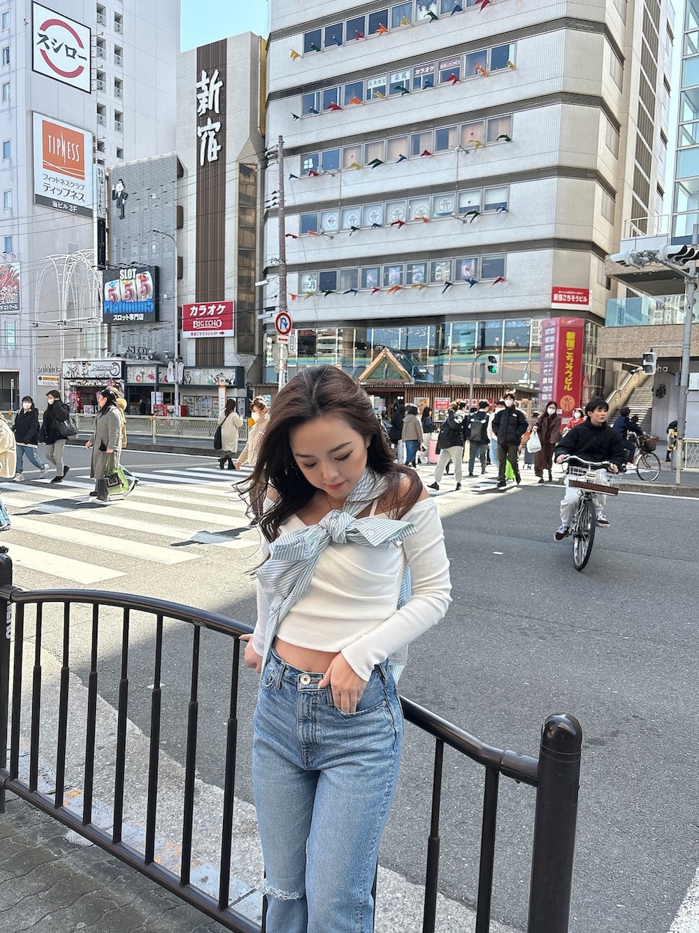 ブルー系のデニムパンツ、ホワイト系のTシャツ/カットソー、グリーン系のシャツ/ブラウスを着用したレディースの春コーディネートの3枚目の写真