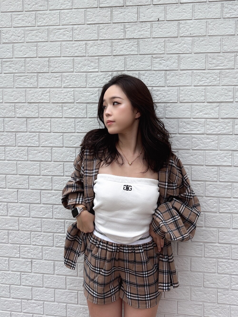 ブラック系のブーツ、ベージュ系のシャツ/ブラウス、ベージュ系のその他パンツを着用したレディースの夏コーディネートの5枚目の写真