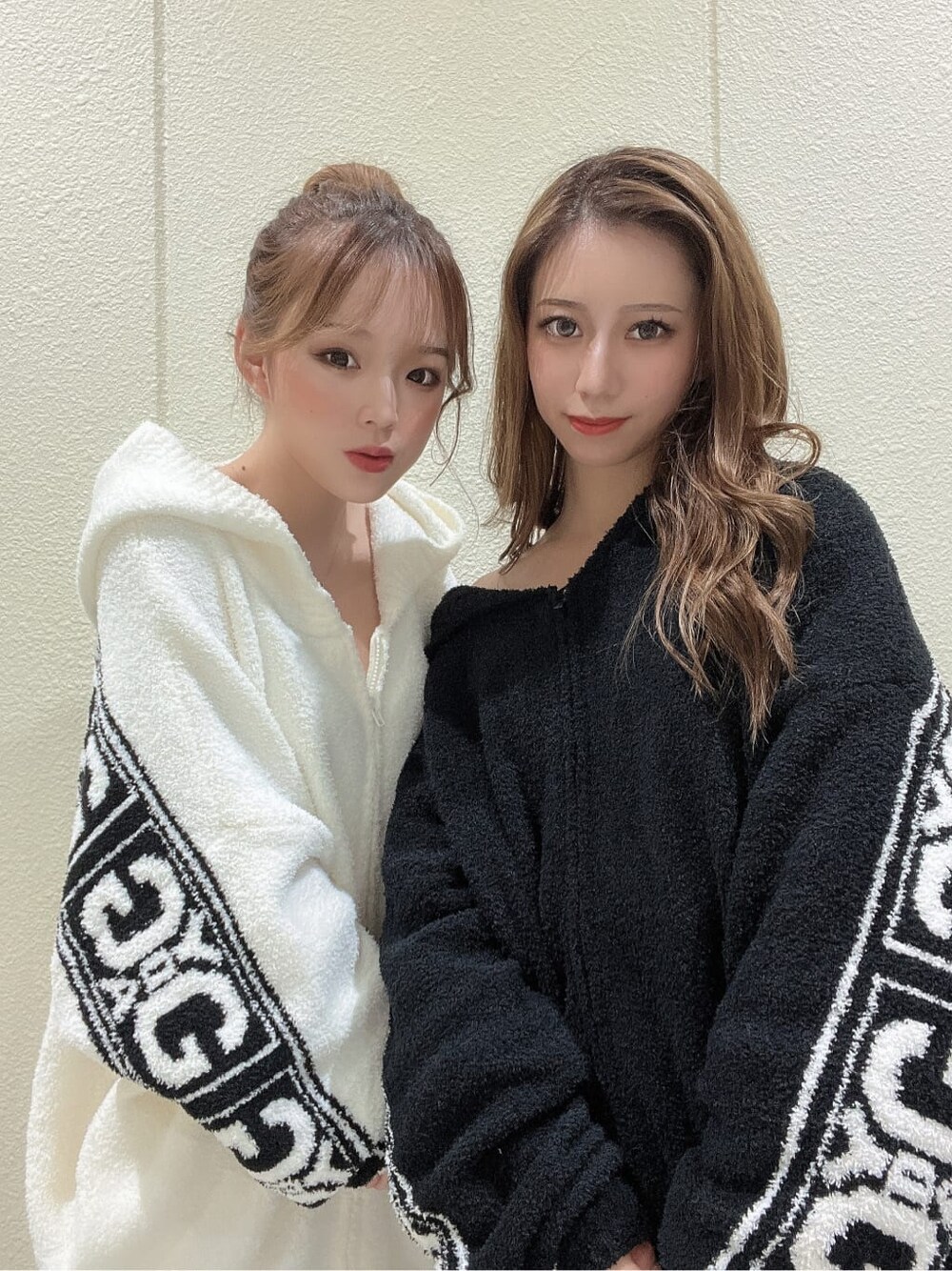 ブラック系のブーツ、ホワイト系のカーディガン/ボレロを着用したレディースの秋コーディネートの2枚目の写真