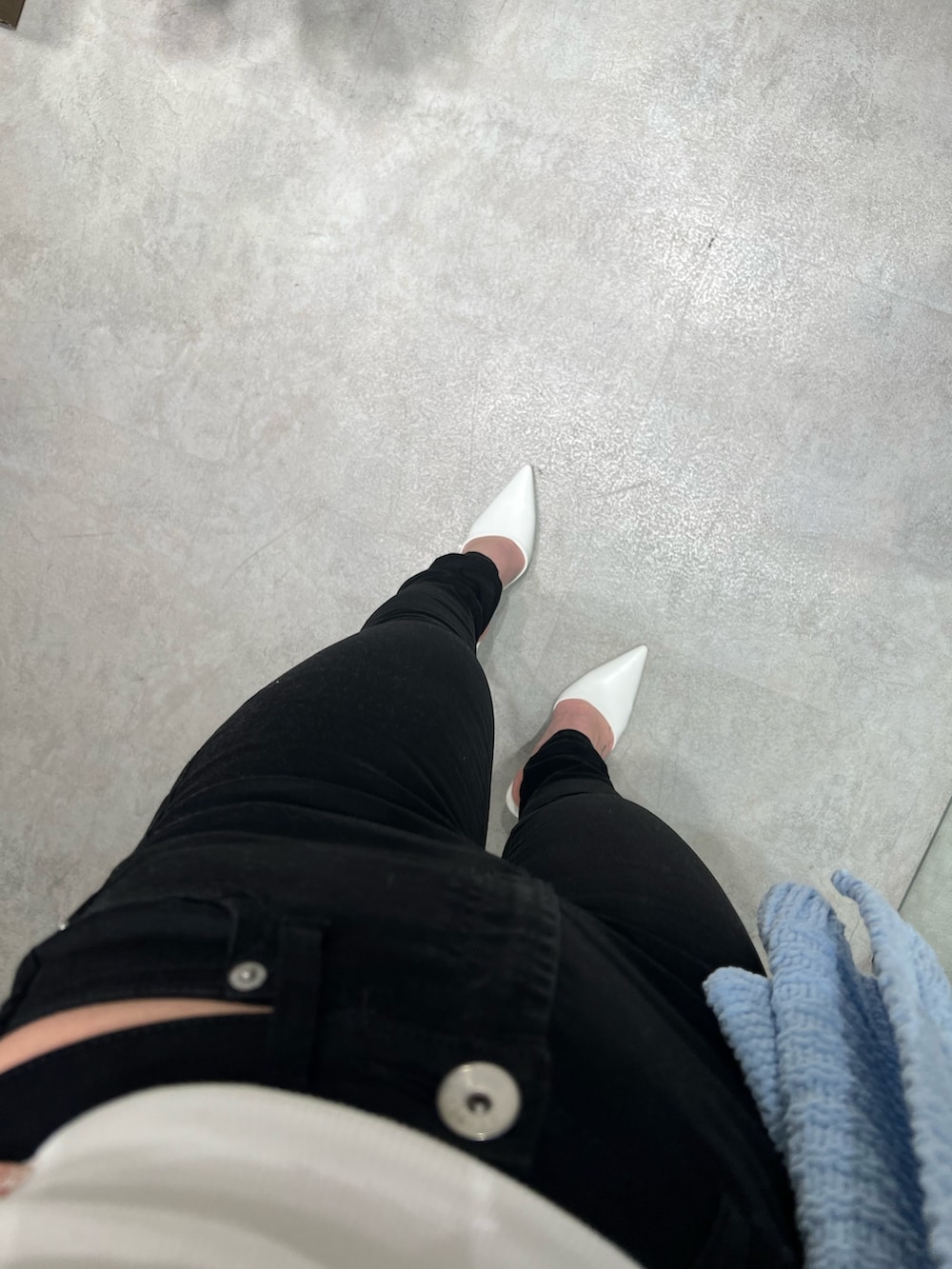 ブルー系のカーディガン/ボレロ、ホワイト系のチューブトップ、ブラック系のデニムパンツを着用したレディースの春コーディネートの5枚目の写真