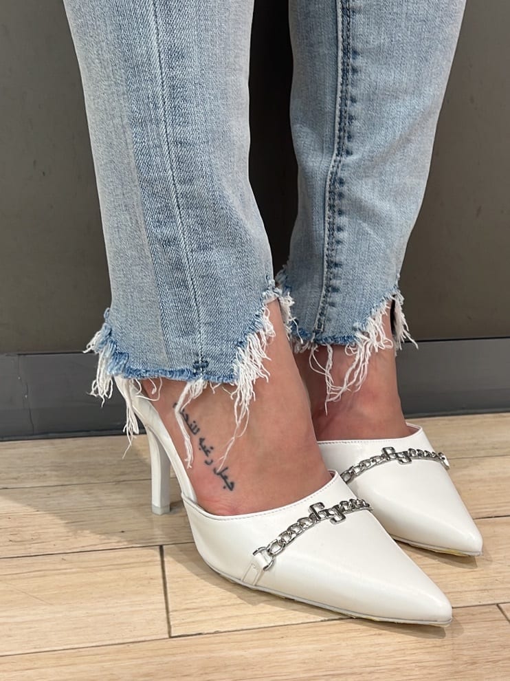 グリーン系のシャツ/ブラウス、ホワイト系のパンプス、ブルー系のデニムパンツを着用したレディースの夏コーディネートの7枚目の写真