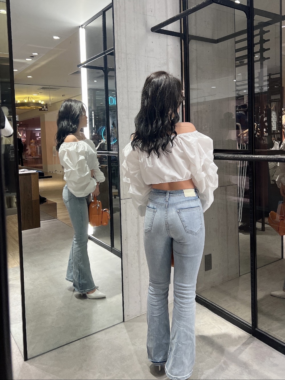 ホワイト系のシャツ/ブラウス、ブルー系のデニムパンツ、ホワイト系のパンプスを着用したレディースの春コーディネートの3枚目の写真