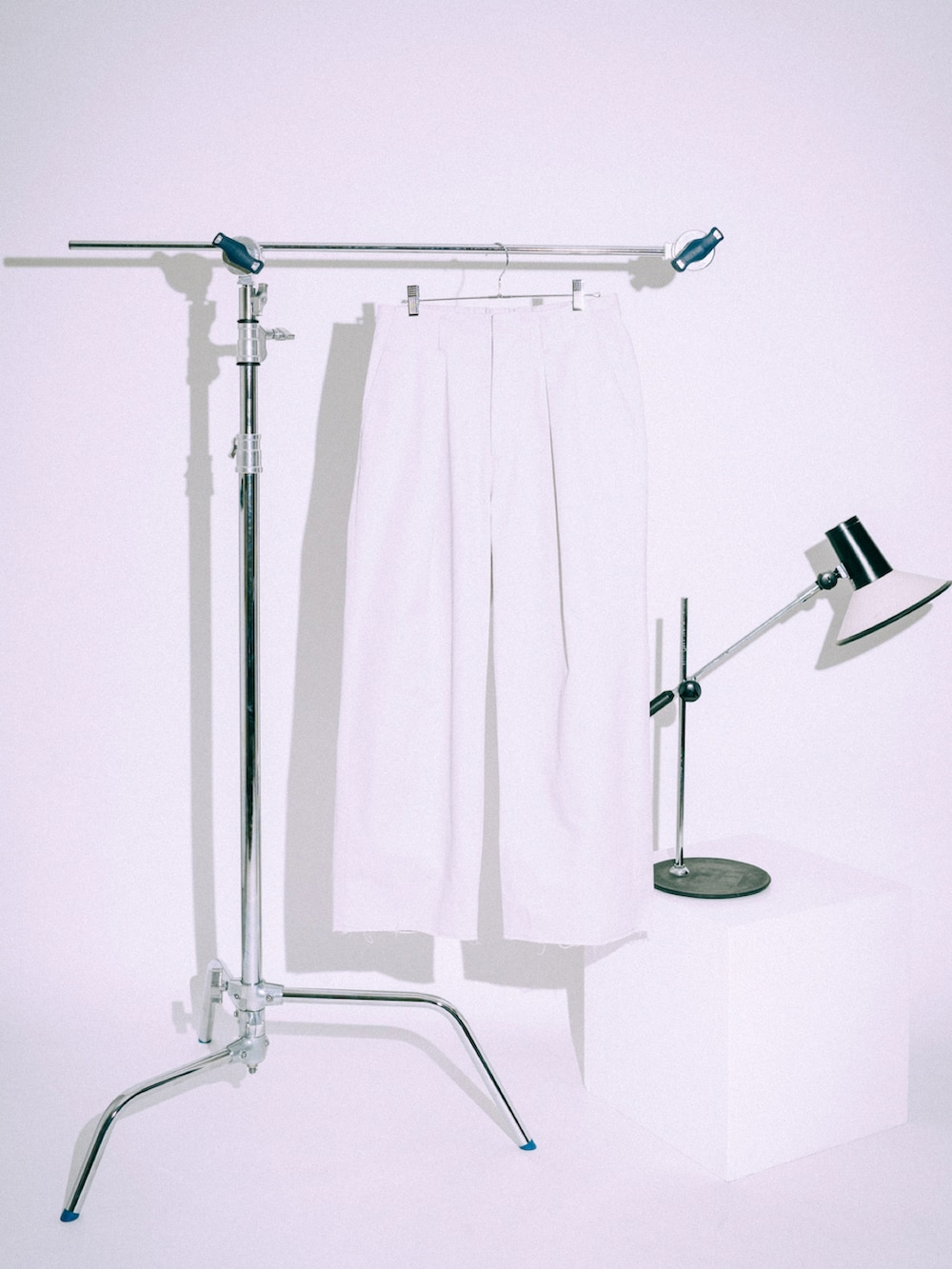 グレー系のその他パンツ、ホワイト系のスニーカーを着用したメンズの春コーディネートの3枚目の写真