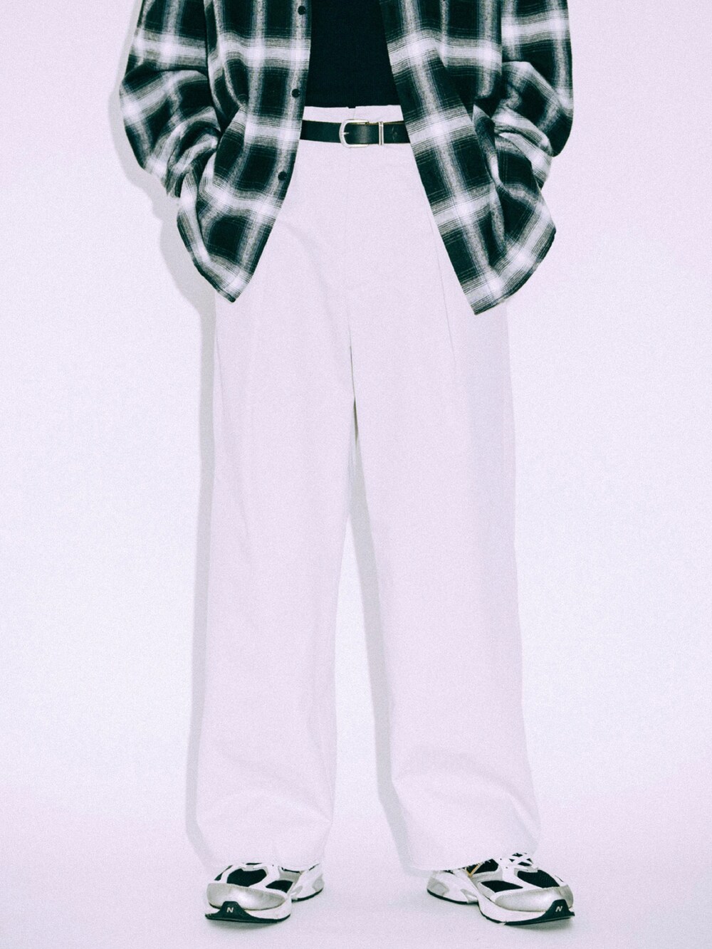 グレー系のその他パンツ、ホワイト系のスニーカーを着用したメンズの春コーディネートの2枚目の写真