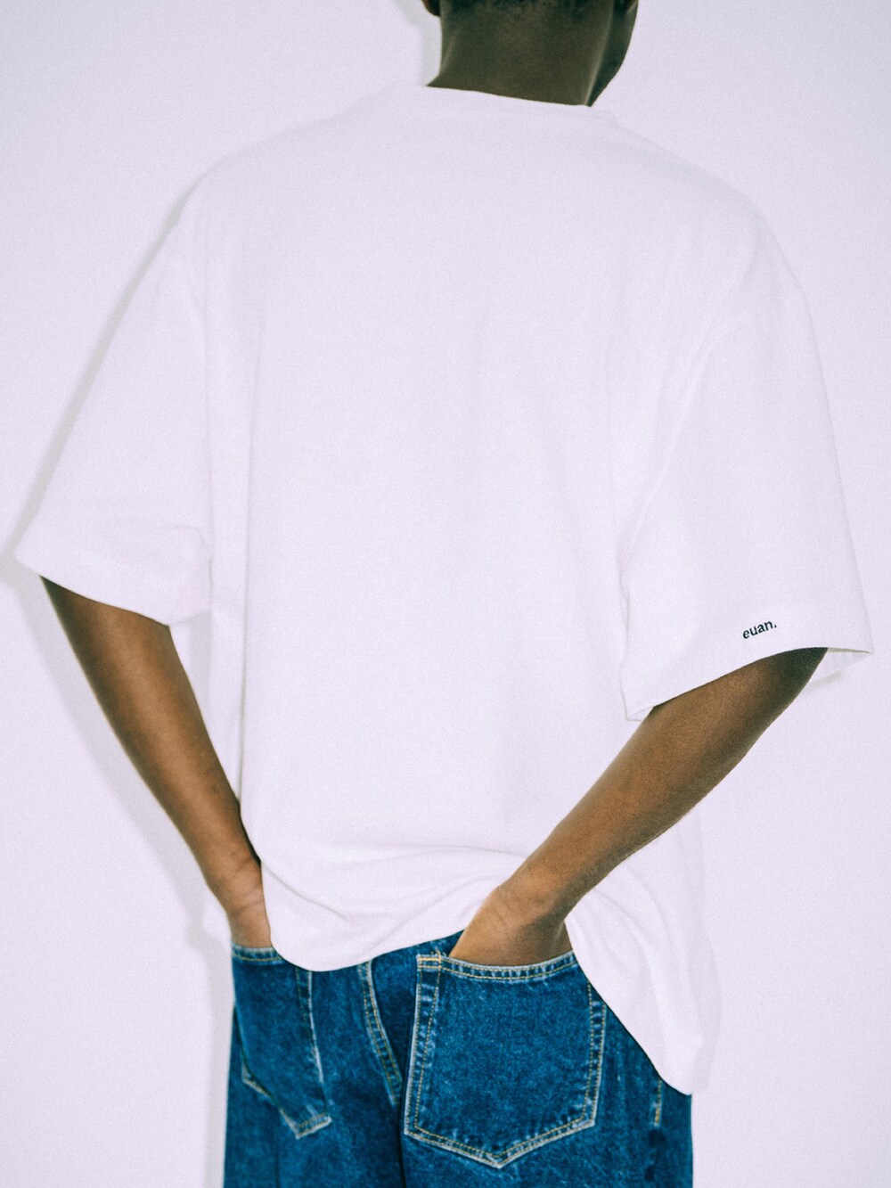 ブラック系のモカシン/デッキシューズ、ホワイト系のTシャツ/カットソーを着用したメンズの春コーディネートの2枚目の写真