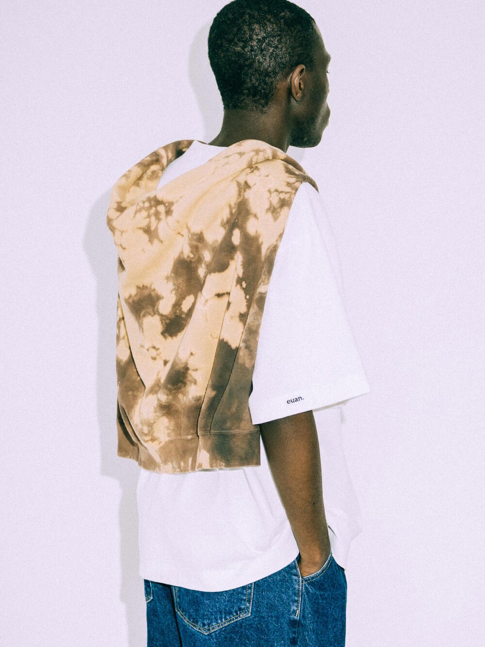 ブラック系のモカシン/デッキシューズ、ホワイト系のTシャツ/カットソーを着用したメンズの春コーディネートの3枚目の写真