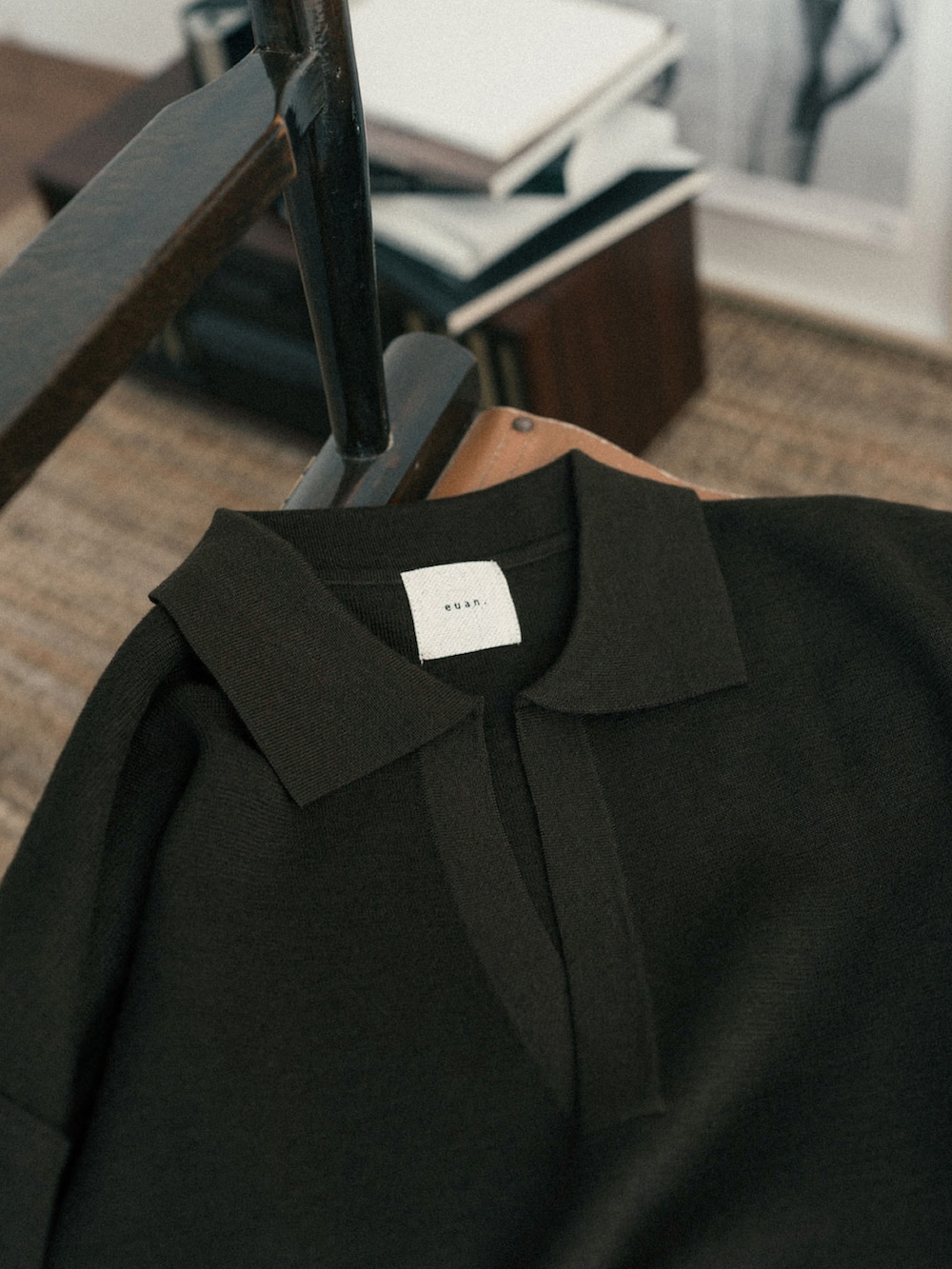 ブラウン系のニット/セーター、グリーン系のその他パンツを着用したメンズの冬コーディネートの3枚目の写真