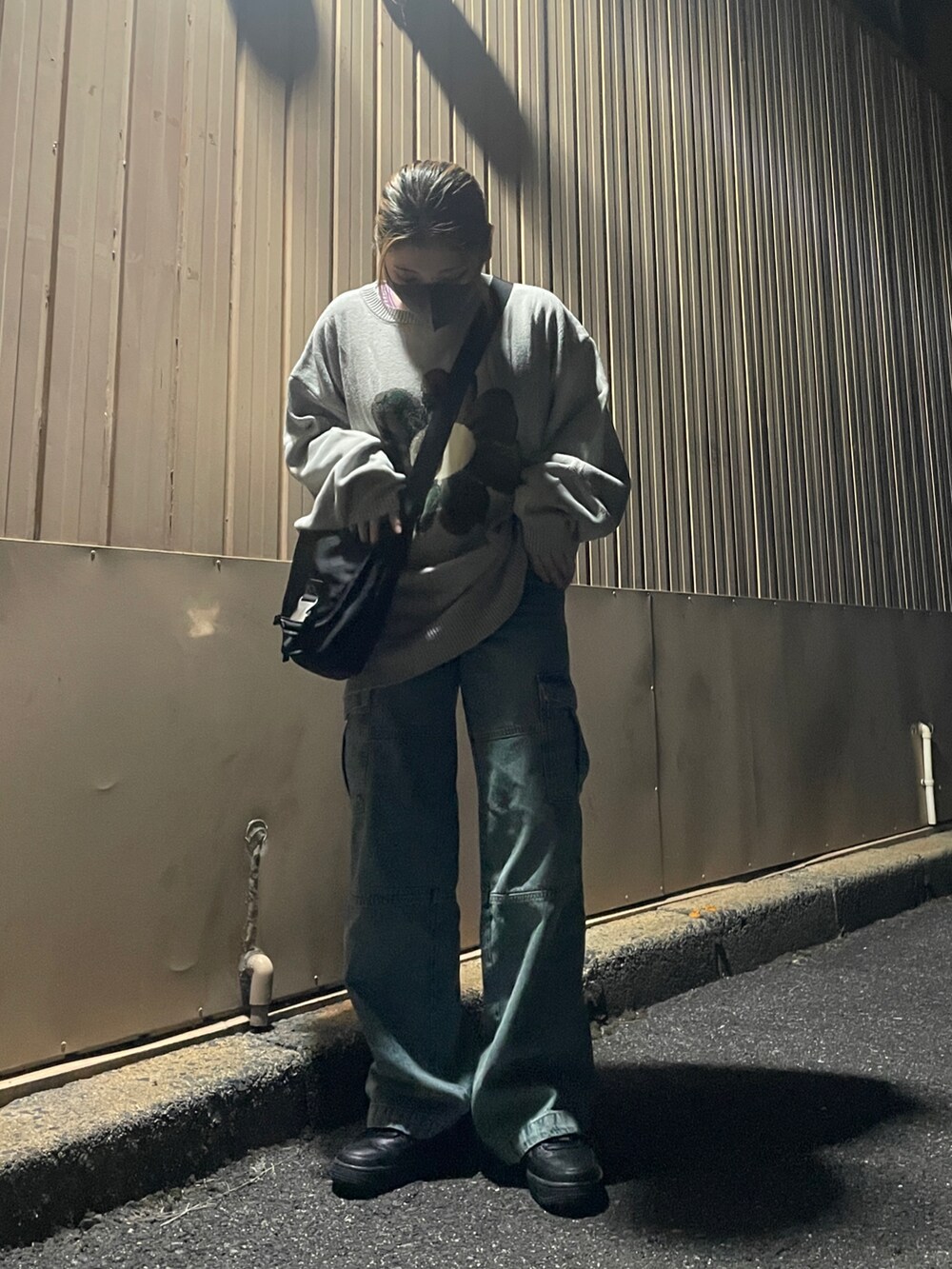 ブラック系のスニーカー、その他のカーゴパンツ、グレー系のニット/セーターを着用したレディースの秋コーディネートの2枚目の写真