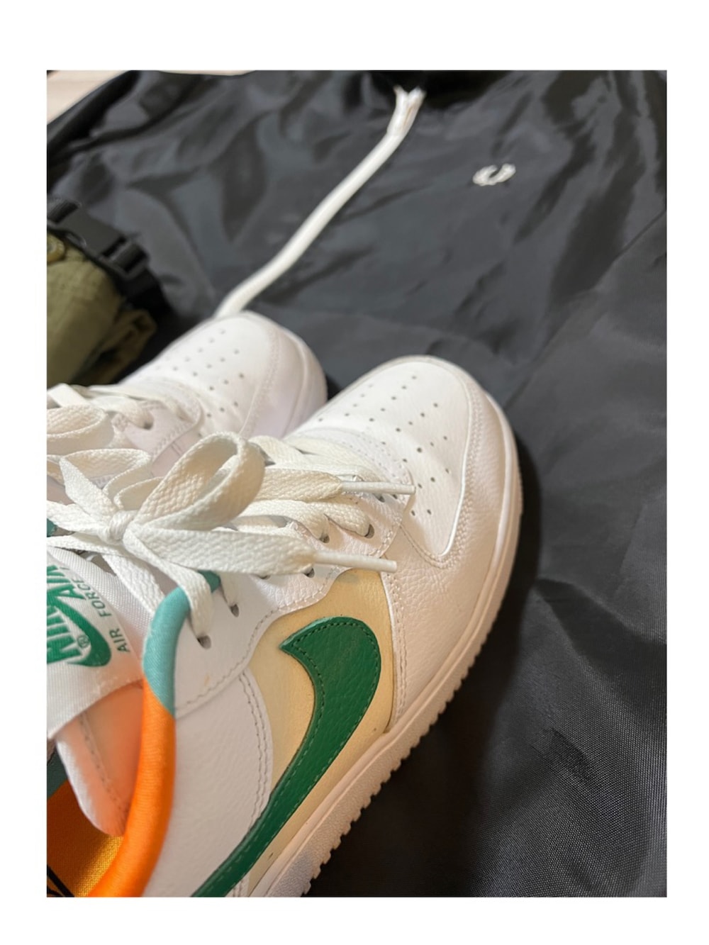 「FRED PERRY、GERRY、NIKE、エアフォースワン、スニーカー、スニーカーコーデ、秋服、秋服コーデ、メンズコーデ、シンプル、カジュアルコーデ、お洒落さんとつながりたい、大人カジュアル、古着、いいね、save、フォローお願いします🤑」｜「GERRYの【GERRY】カラーメッシュクライミングフラップカーゴパンツ（カーゴパンツ、グリーン系）」を使った、kaoru76codeさん（メンズ・172cm）の秋コーディネートの2枚目の写真