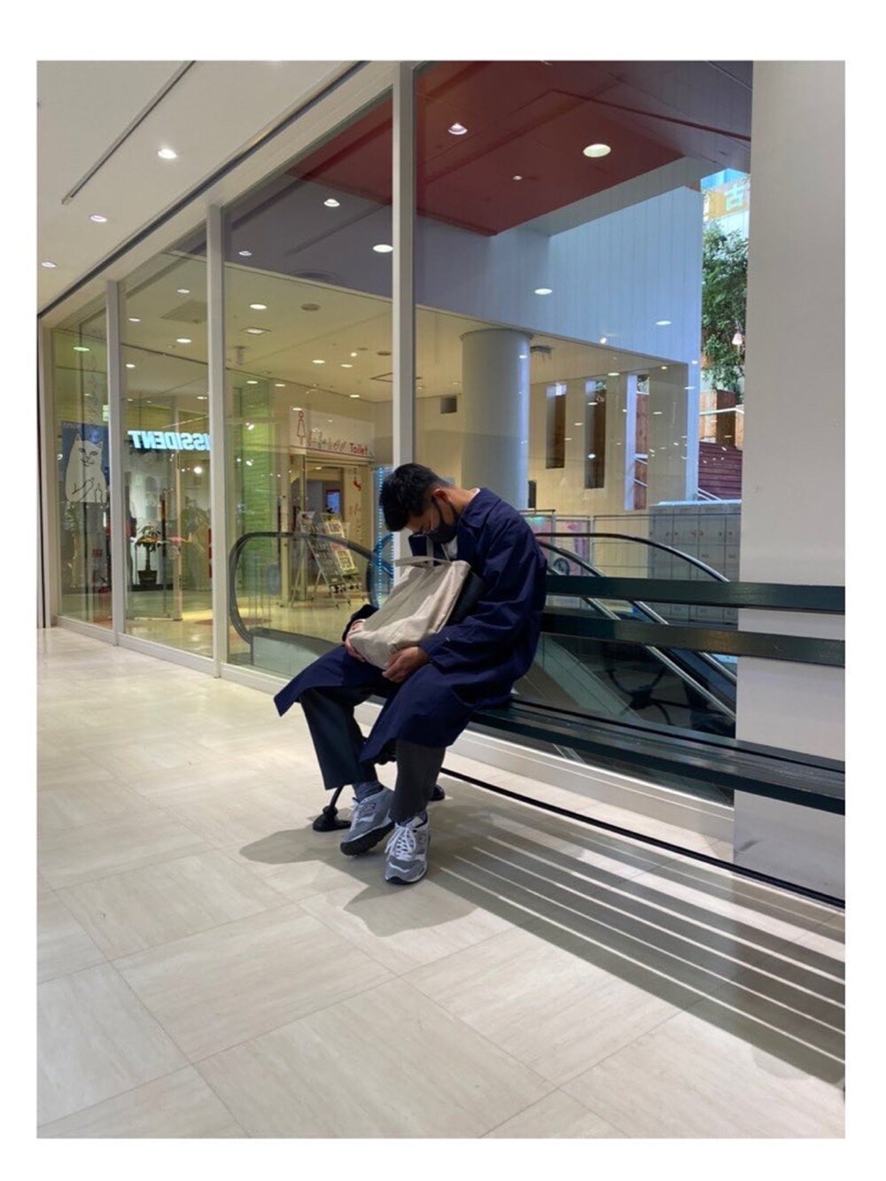 ブラック系のトートバッグ、グレー系のスニーカー、グレー系のスウェットパンツを着用したメンズの秋コーディネートの2枚目の写真