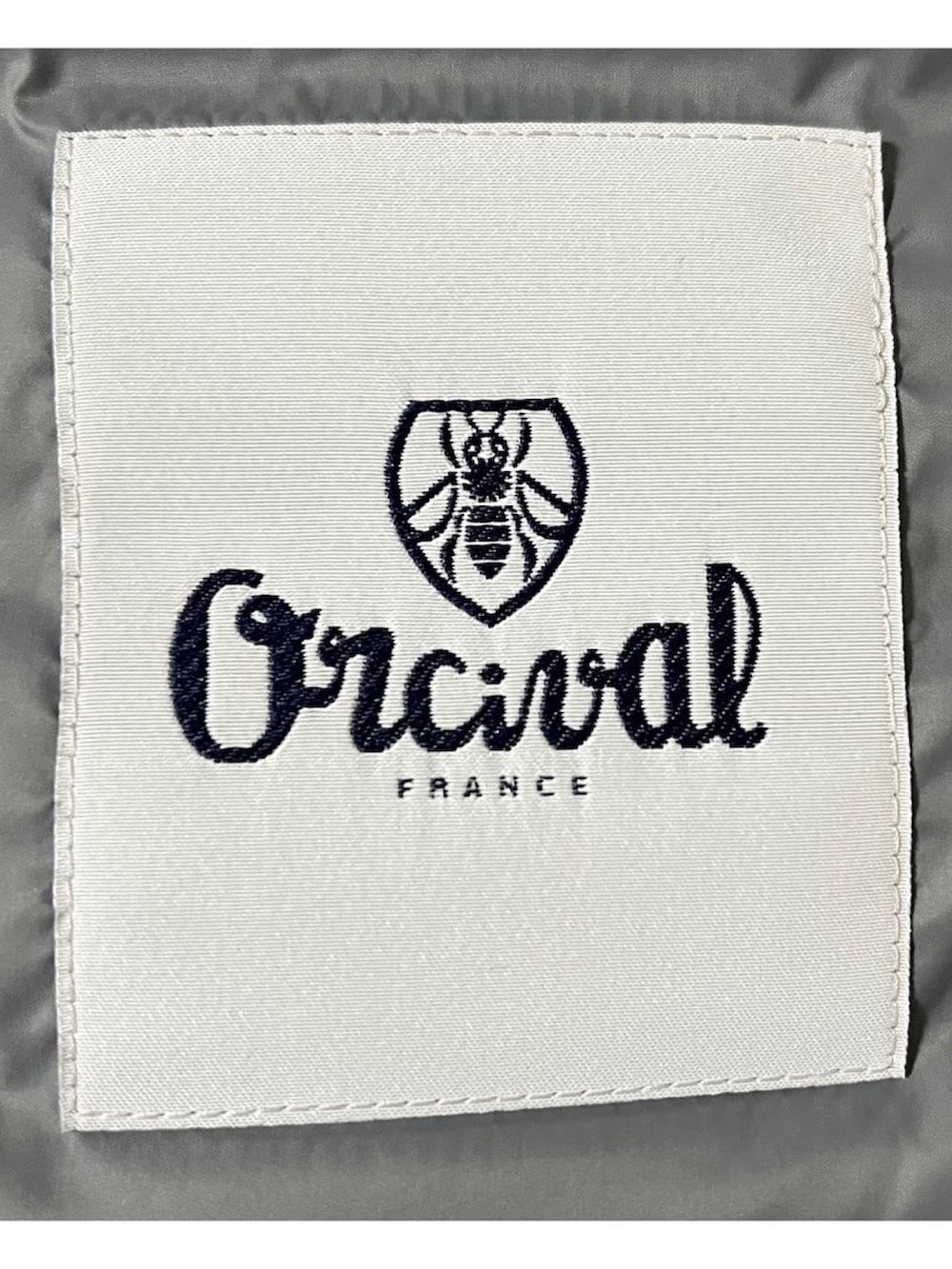 ベージュ系のチノパンツ、グレー系のダウンベスト、ブルー系のTシャツ/カットソーを着用したメンズの秋コーディネートの3枚目の写真