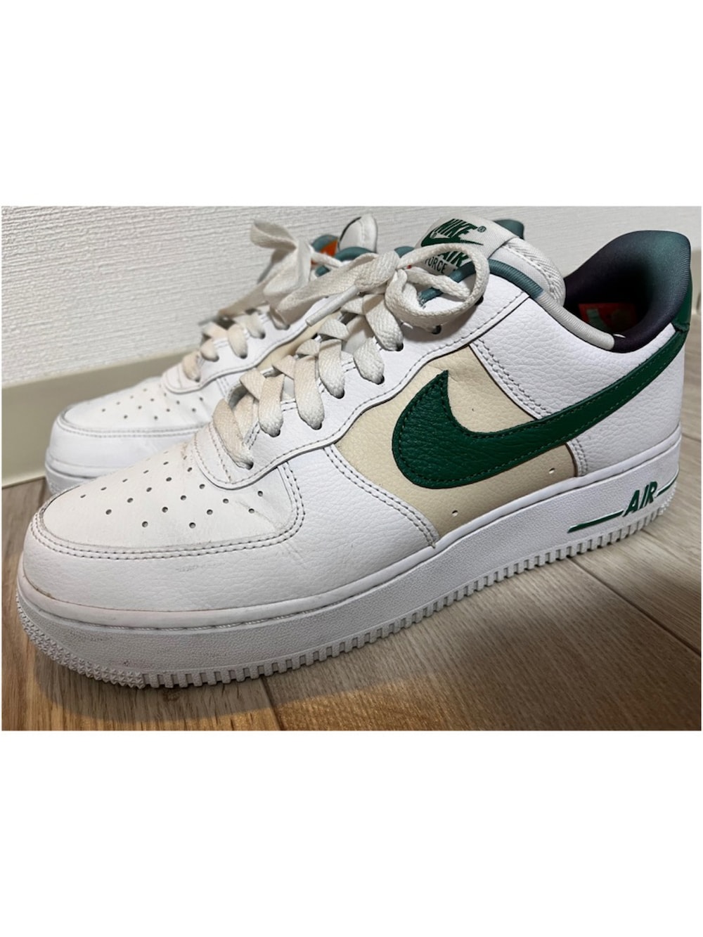 「FRED PERRY、GERRY、NIKE、エアフォースワン、スニーカー、スニーカーコーデ、秋服、秋服コーデ、メンズコーデ、シンプル、カジュアルコーデ、お洒落さんとつながりたい、大人カジュアル、古着、いいね、save、フォローお願いします🤑」｜「GERRYの【GERRY】カラーメッシュクライミングフラップカーゴパンツ（カーゴパンツ、グリーン系）」を使った、kaoru76codeさん（メンズ・172cm）の秋コーディネートの3枚目の写真