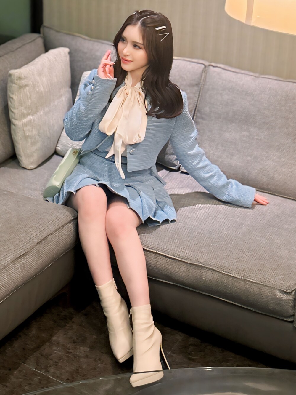 ブルー系のスカート、ブルー系のテーラードジャケットを着用したレディースの春コーディネートの2枚目の写真