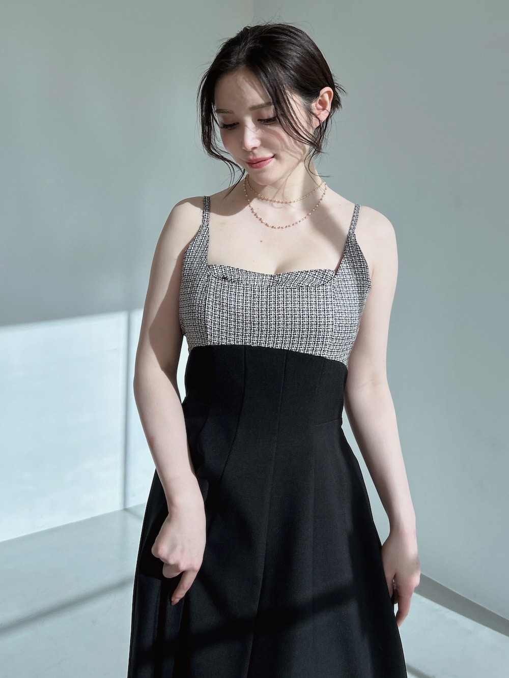 ブラック系のワンピースを着用したレディースの冬コーディネートの2枚目の写真