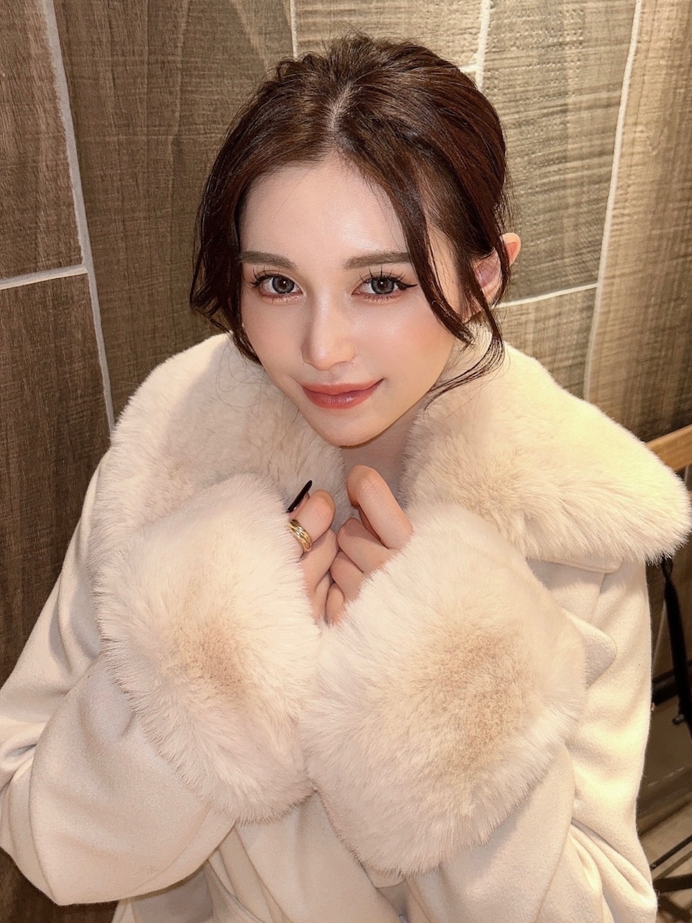 ホワイト系のチェスターコート、ブラック系のワンピース、ブラック系のブーツを着用したレディースの秋コーディネートの3枚目の写真