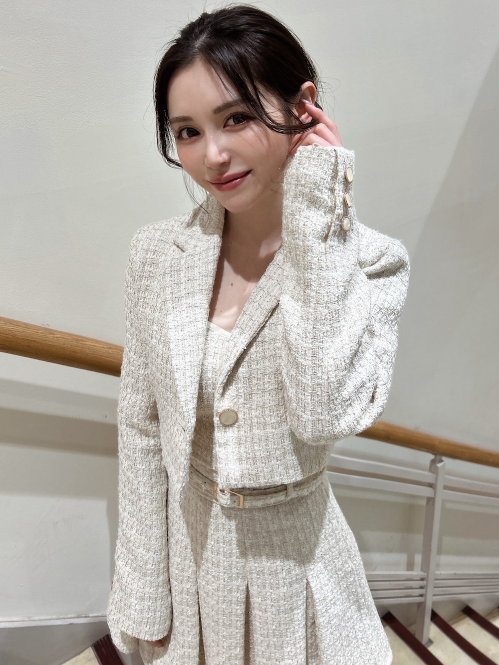 ホワイト系のテーラードジャケット、ホワイト系のキャミソール、ホワイト系のスカートを着用したレディースの冬コーディネートの3枚目の写真