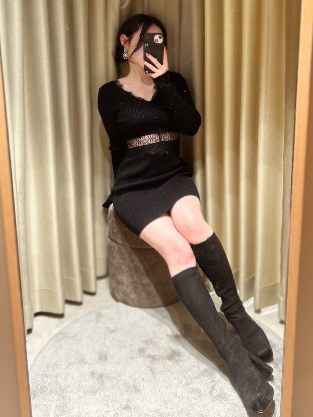 ブラック系のワンピースを着用したレディースの冬コーディネートの2枚目の写真