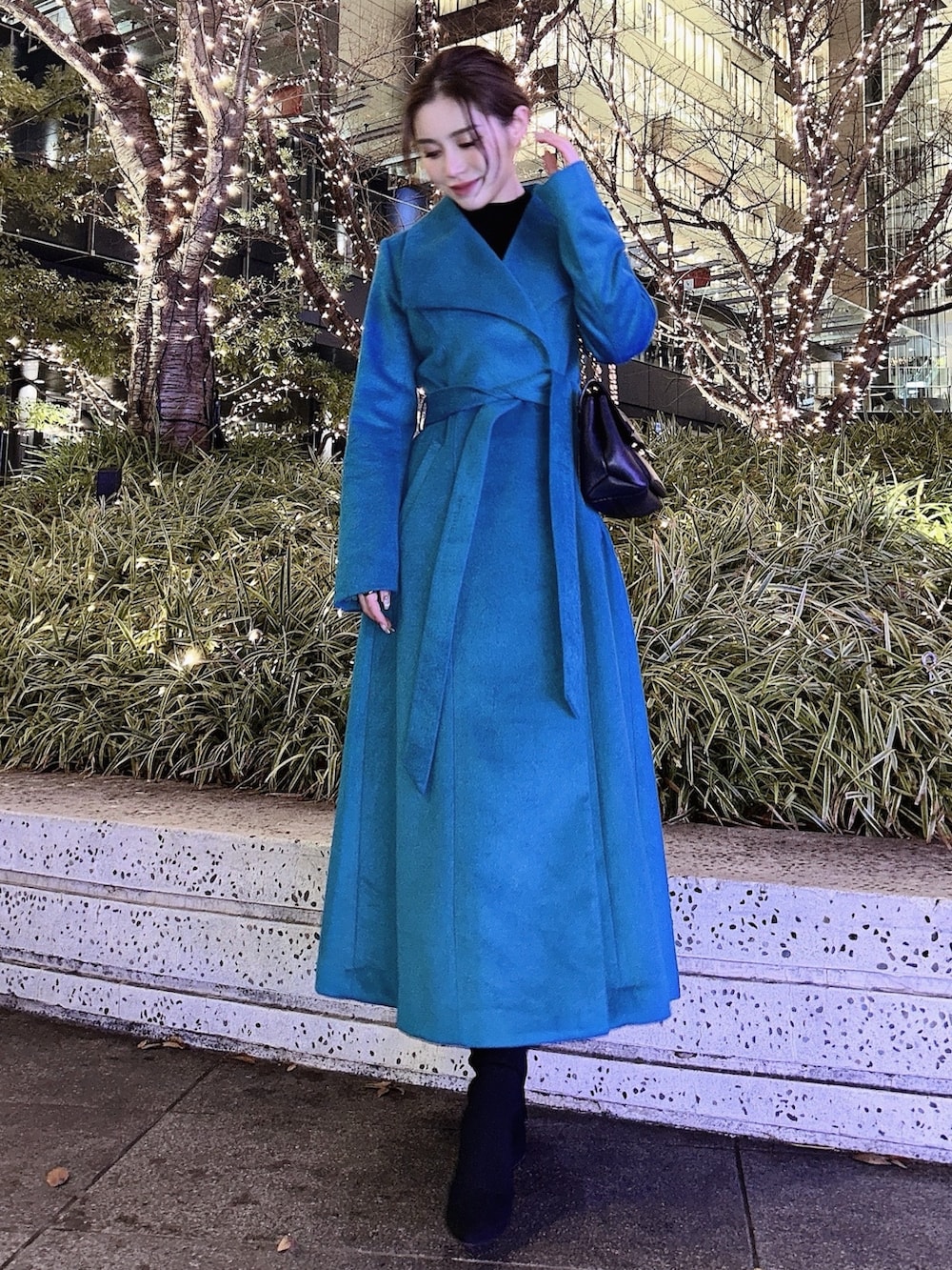 ブルー系のその他アウターを着用したレディースの冬コーディネートの3枚目の写真