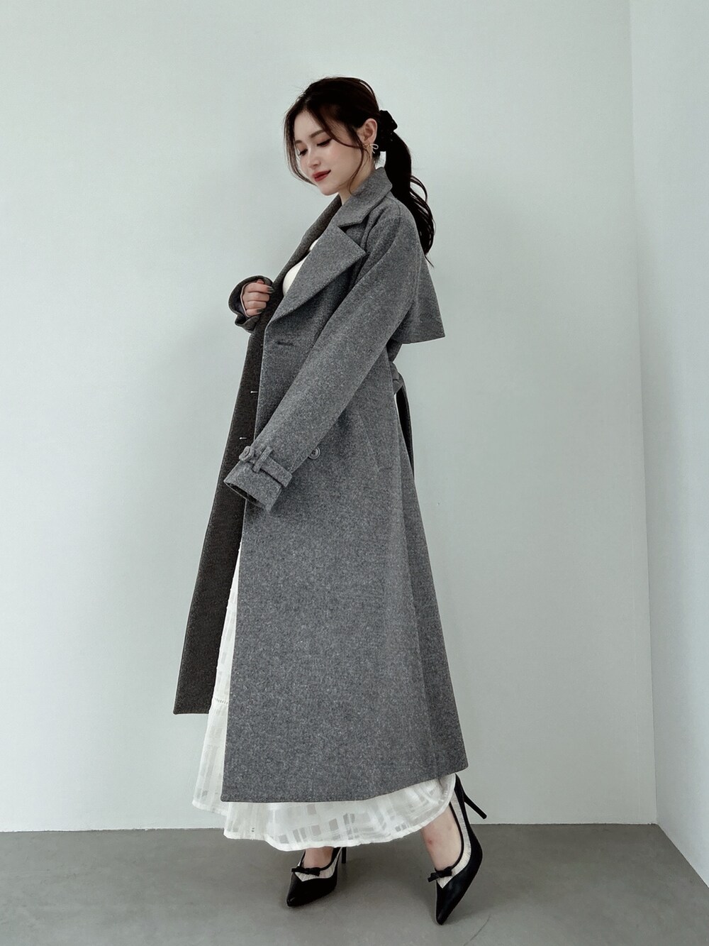 グレー系のその他アウター、その他のパンプスを着用したレディースの秋コーディネートの3枚目の写真