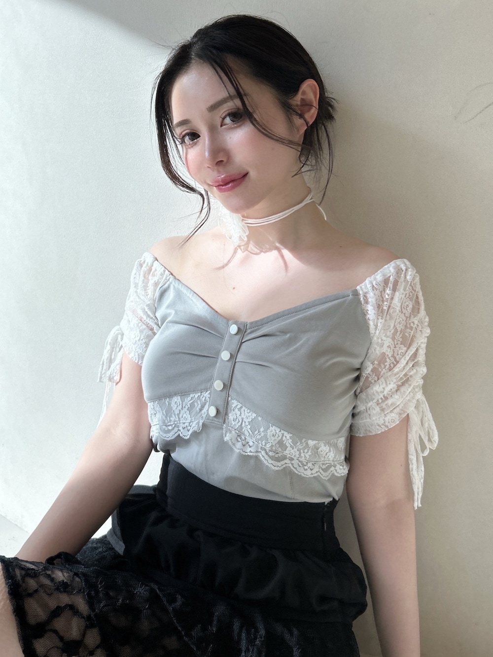 グレー系のTシャツ/カットソー、ブラック系のスカート、ホワイト系のチョーカーを着用したレディースの春コーディネートの2枚目の写真