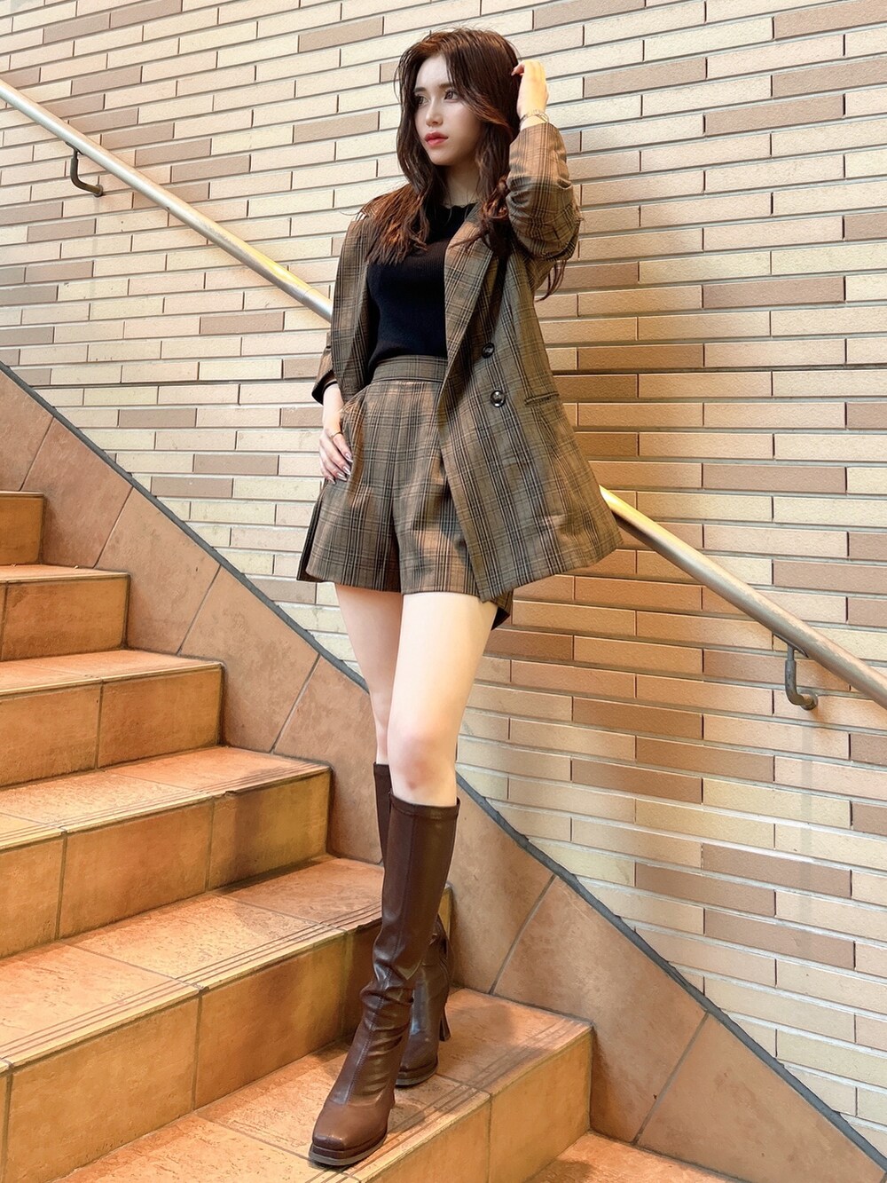 ブラウン系のその他パンツ、ブラック系のニット/セーター、ブラウン系のテーラードジャケットを着用したレディースの秋コーディネートの2枚目の写真