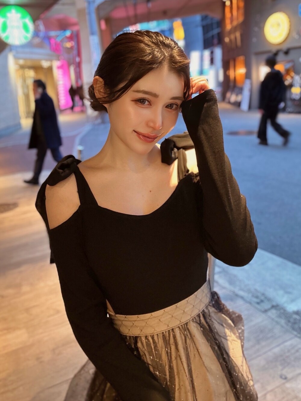 ブラック系のワンピースを着用したレディースの冬コーディネートの2枚目の写真