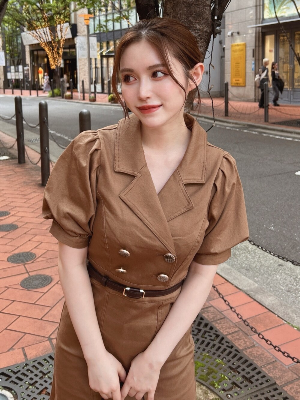 ブラウン系のワンピース、ブラック系のブーツ、ブラック系のショルダーバッグを着用したレディースの夏コーディネートの2枚目の写真