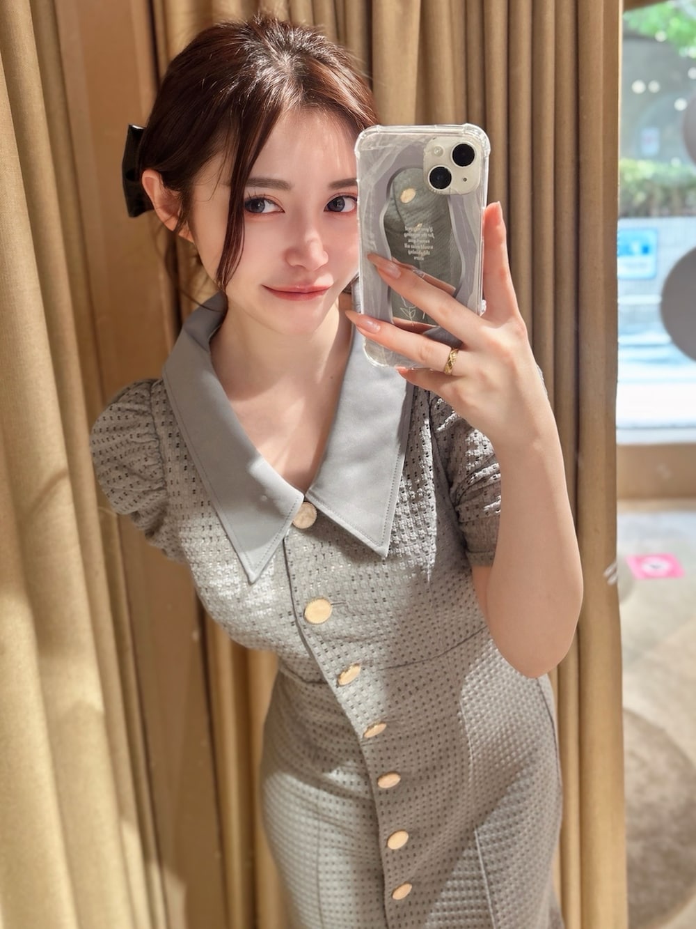 ブルー系のワンピースを着用したレディースの春コーディネートの2枚目の写真