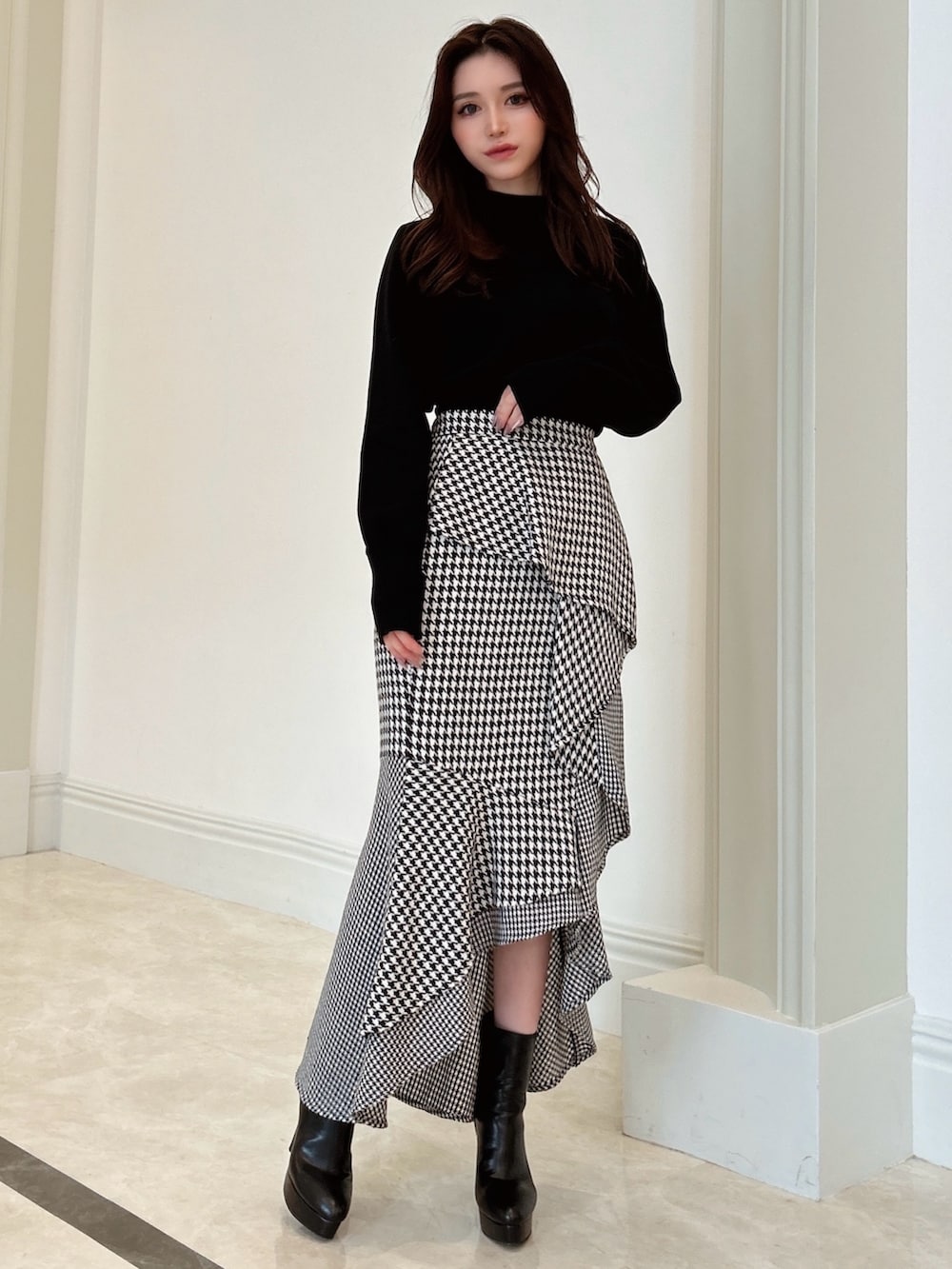 その他のスカート、ブラック系のニット/セーター、ブラック系のブーツを着用したレディースの秋コーディネートの2枚目の写真