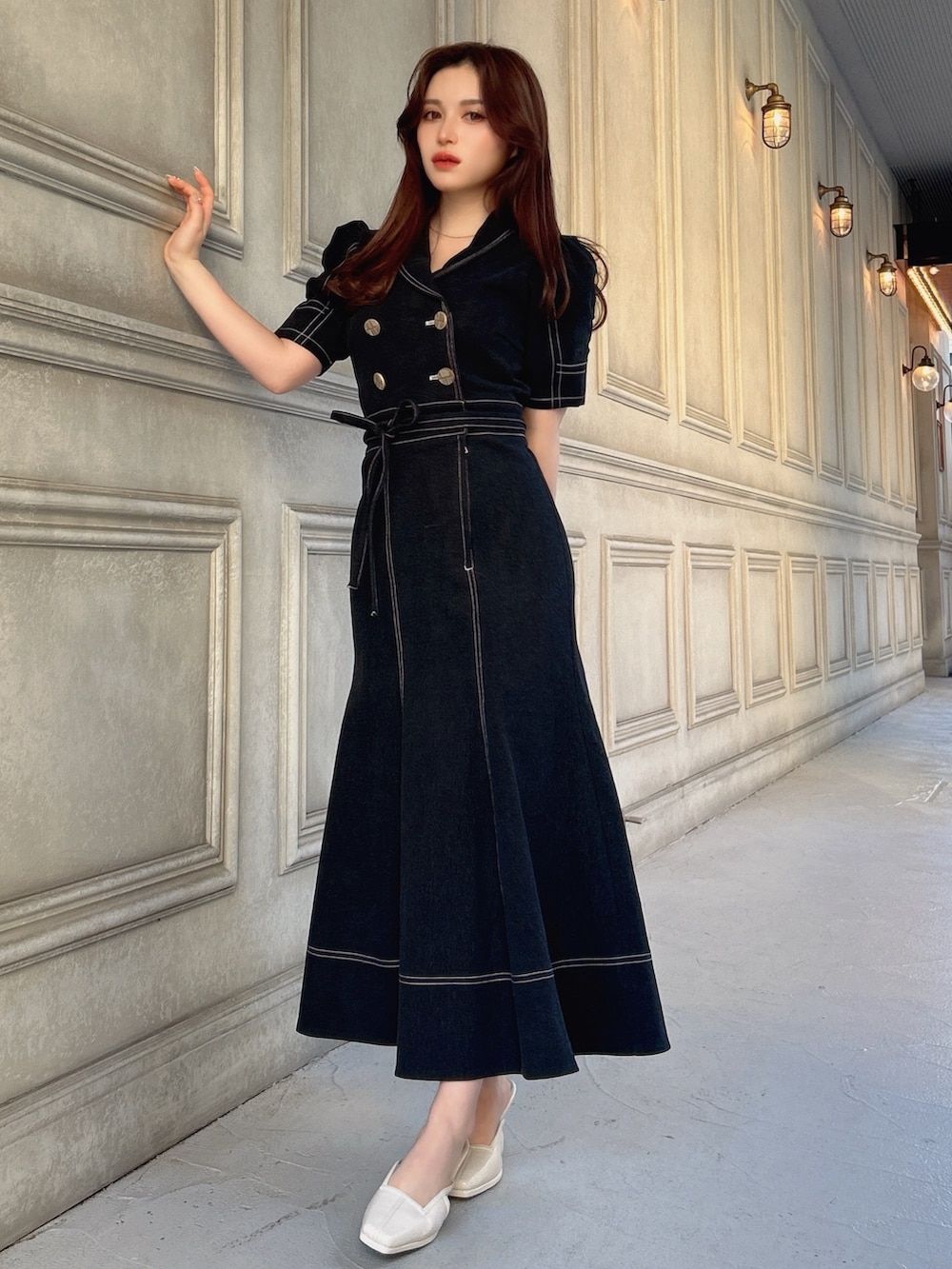 ブルー系のワンピース、ベージュ系のハンドバッグ、ホワイト系のパンプスを着用したレディースの春コーディネートの2枚目の写真