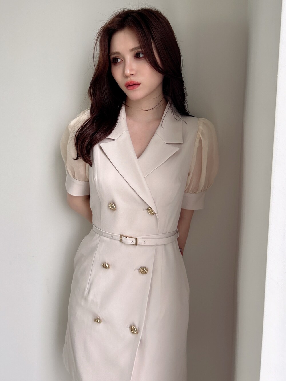 ホワイト系のワンピースを着用したレディースの春コーディネートの2枚目の写真