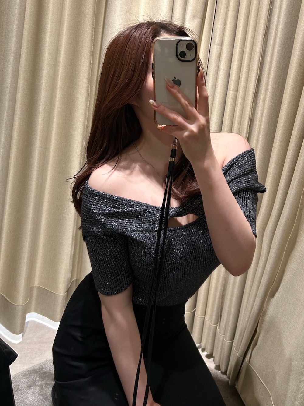 ブラック系のスカート、ブラック系のパンプス、ブラック系のニット/セーターを着用したレディースの春コーディネートの3枚目の写真