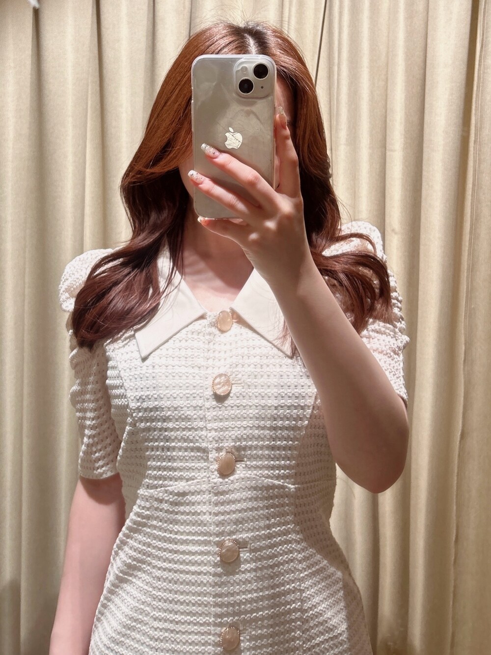 ホワイト系のワンピース、ホワイト系のパンプスを着用したレディースの夏コーディネートの2枚目の写真