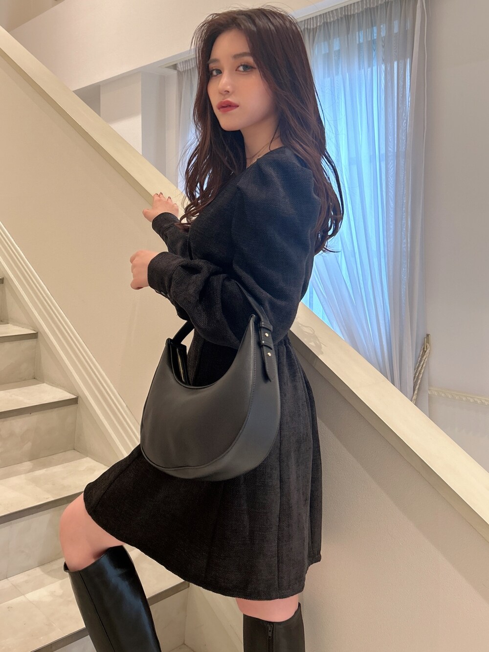 ブラック系のワンピースを着用したレディースの秋コーディネートの3枚目の写真