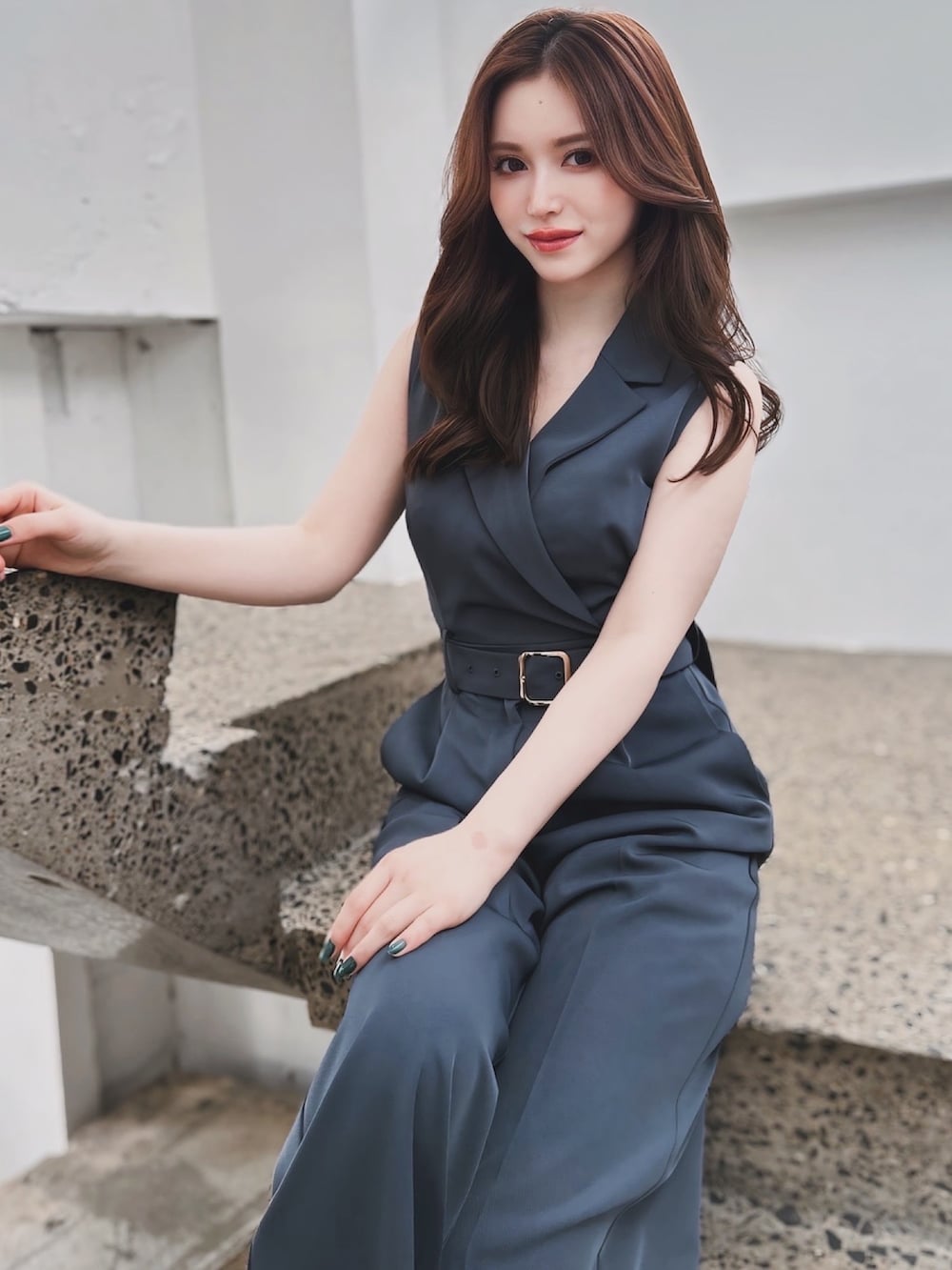 ブラック系のつなぎ/オールインワン、ブラック系のスリッポンを着用したレディースの夏コーディネートの2枚目の写真