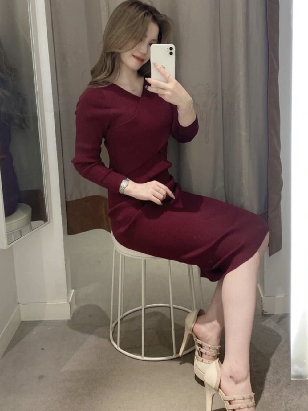 レッド系のワンピース、ベージュ系のパンプスを着用したレディースの秋コーディネートの2枚目の写真