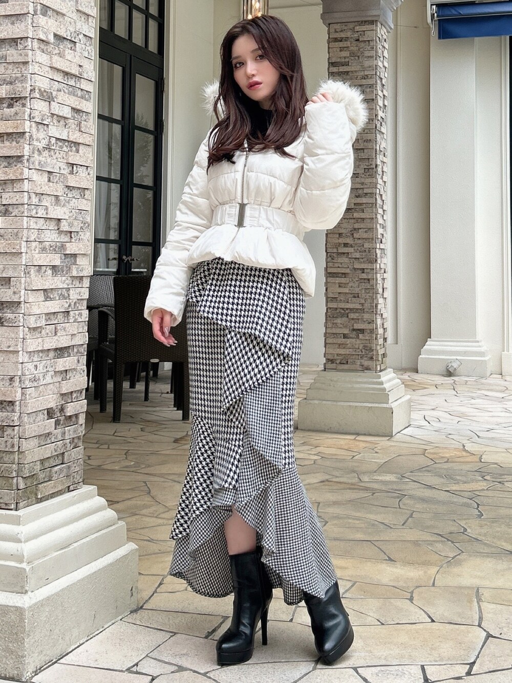 ブラック系のニット/セーター、その他のスカート、ブラック系のブーツを着用したレディースの秋コーディネートの2枚目の写真