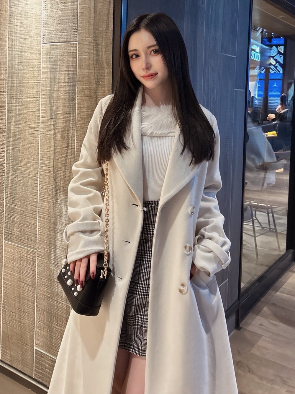 その他のその他パンツ、ホワイト系のその他アウター、ブラック系のショルダーバッグを着用したレディースの秋コーディネートの2枚目の写真