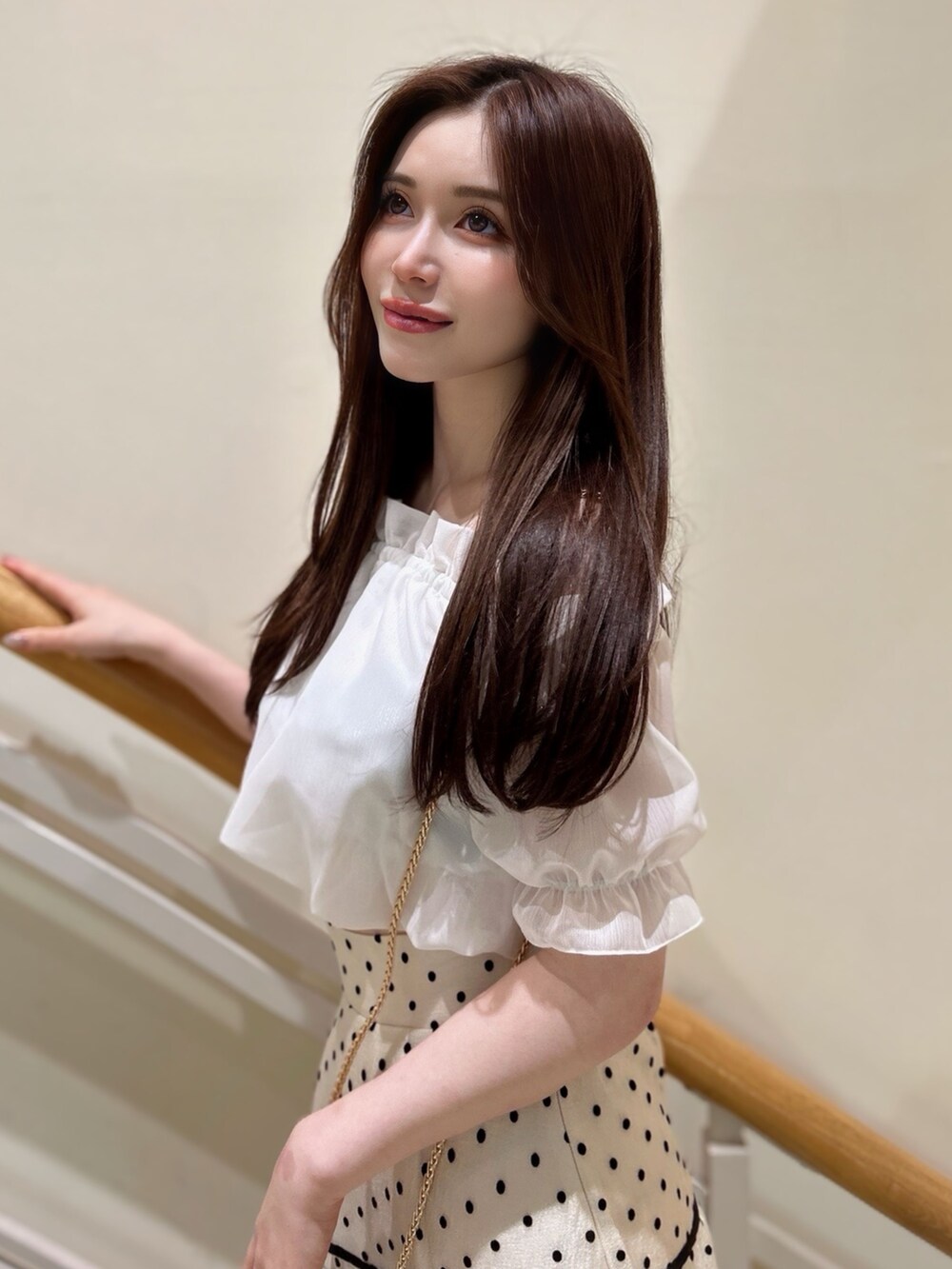 ホワイト系のスカート、ホワイト系のシャツ/ブラウス、ホワイト系のパンプスを着用したレディースの春コーディネートの4枚目の写真