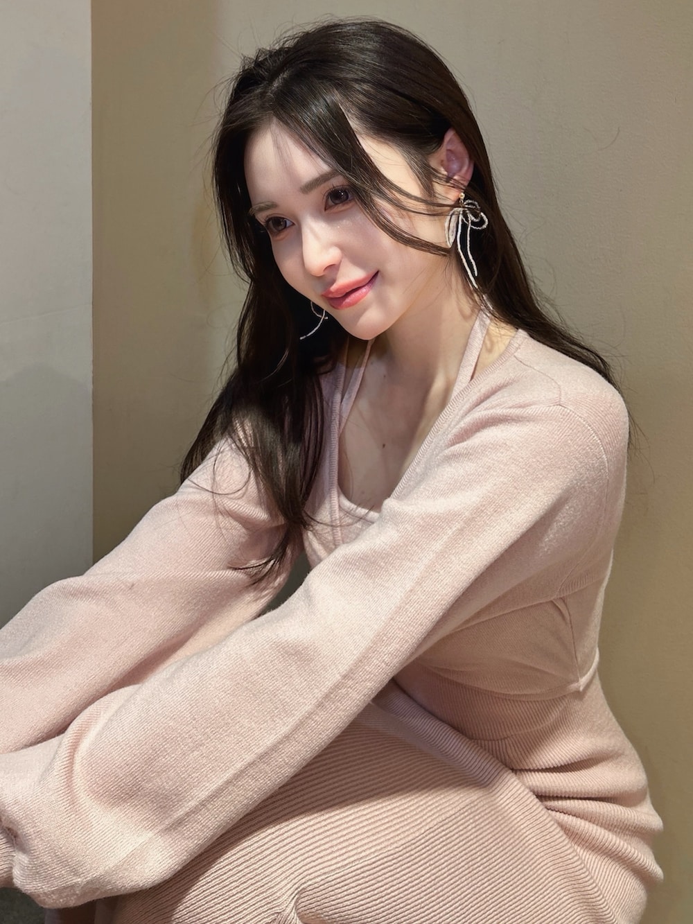 ピンク系のワンピース、その他のハンドバッグ、その他のピアス（両耳用）を着用したレディースの冬コーディネートの2枚目の写真