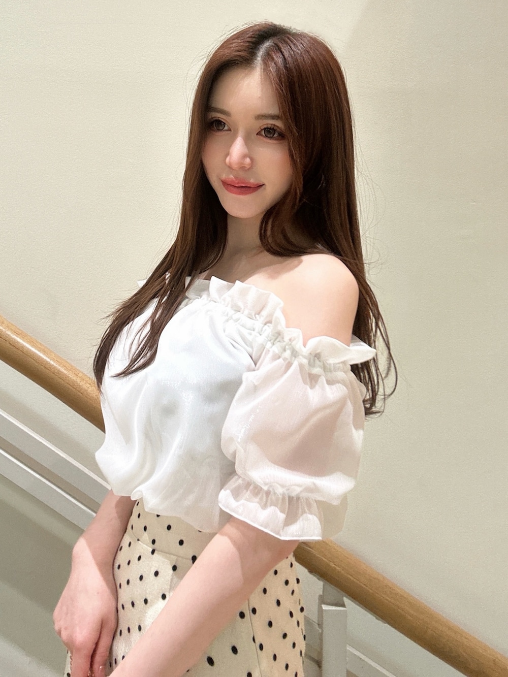 ホワイト系のスカート、ホワイト系のシャツ/ブラウス、ホワイト系のパンプスを着用したレディースの春コーディネートの3枚目の写真