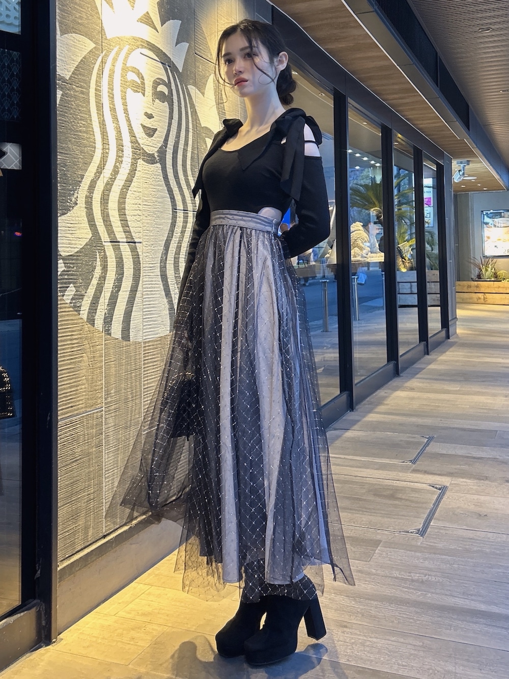 ブラック系のワンピースを着用したレディースの冬コーディネートの3枚目の写真